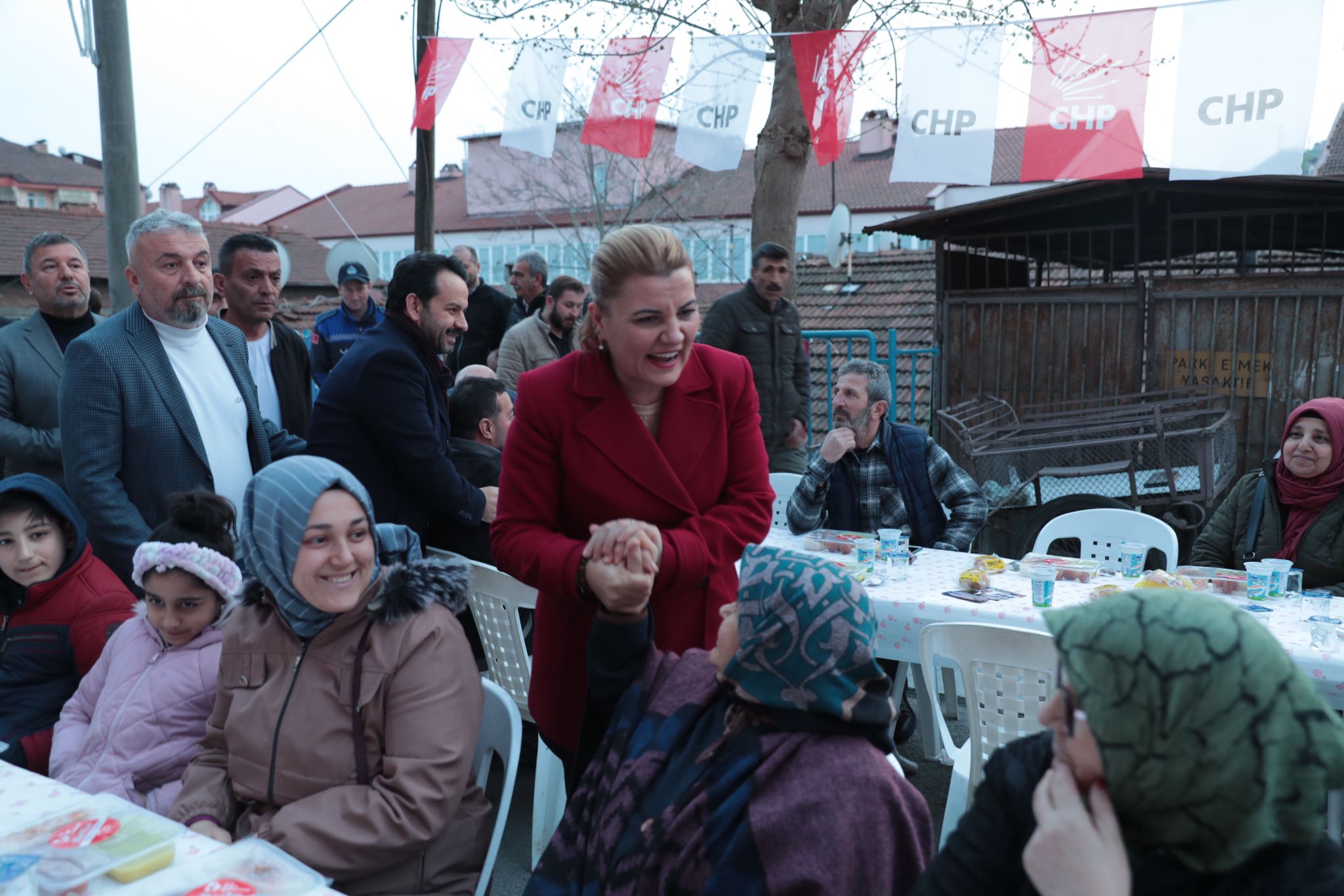 İzmit Belediyesi iftarda gönül sofraları kurmaya devam ediyor (2)