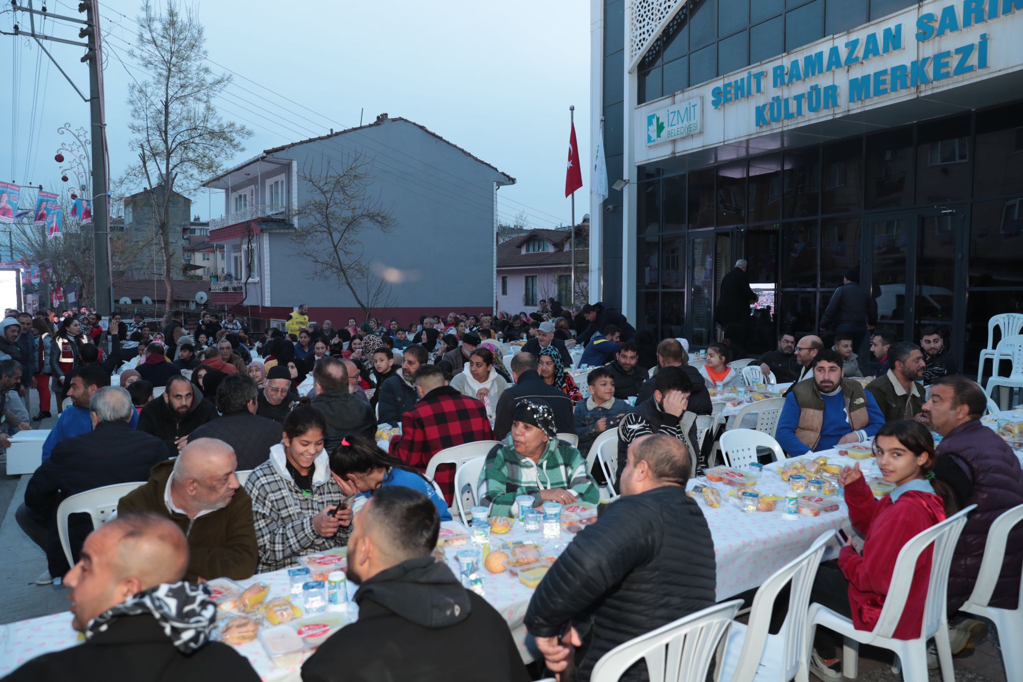 İzmit Belediyesi iftarda gönül sofraları kurmaya devam ediyor (3)