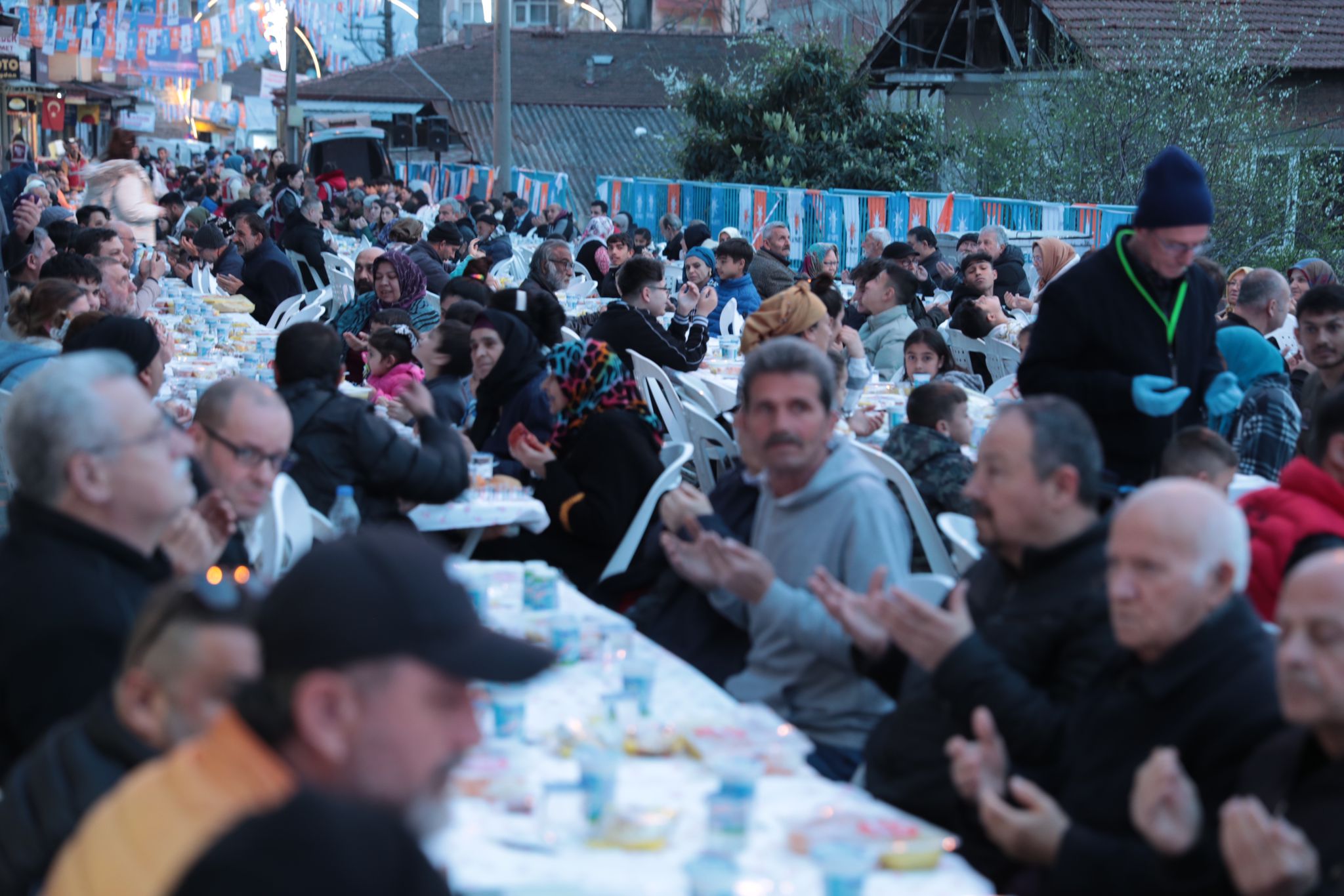 İzmit Belediyesi iftarda gönül sofraları kurmaya devam ediyor (5)