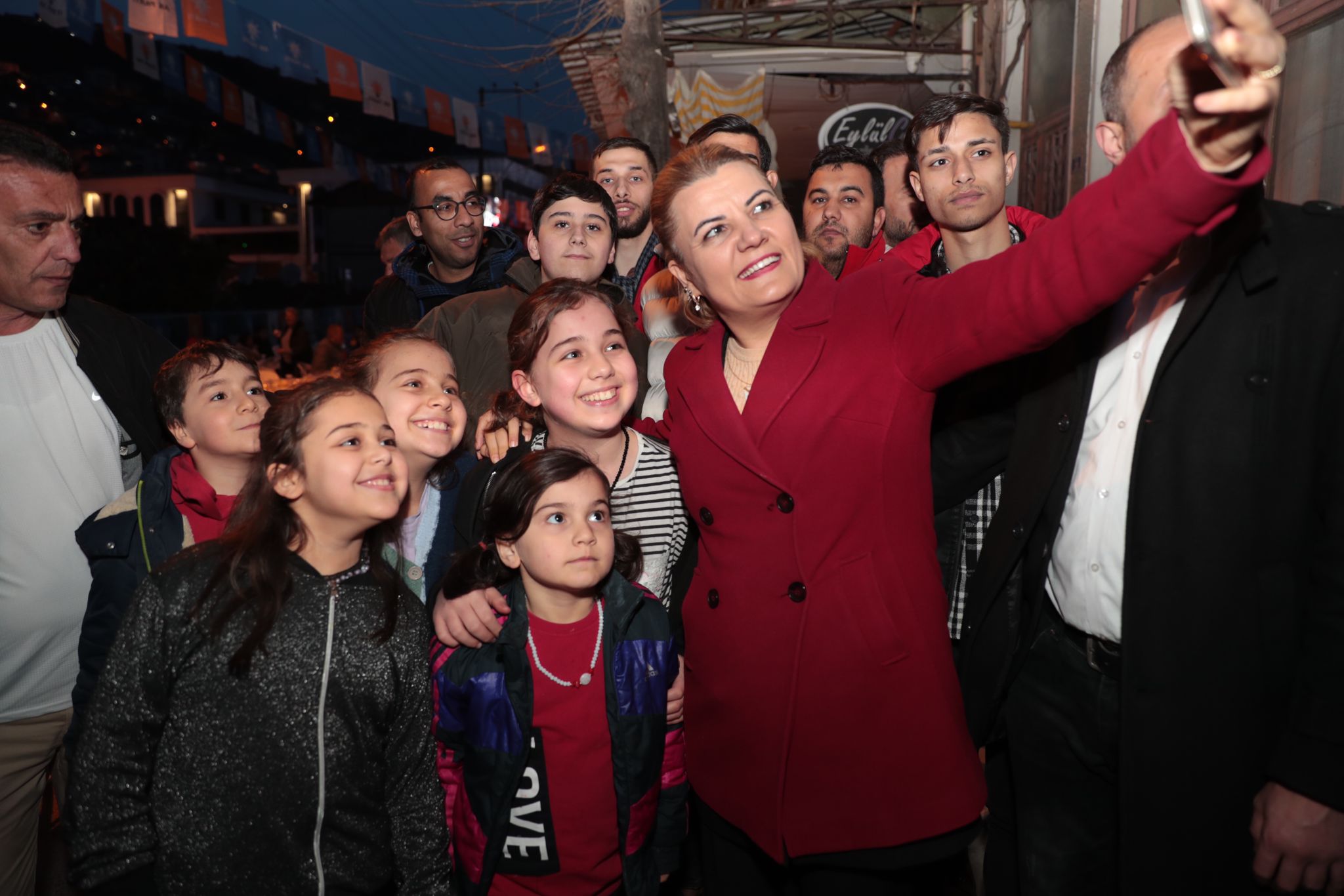 İzmit Belediyesi iftarda gönül sofraları kurmaya devam ediyor (7)