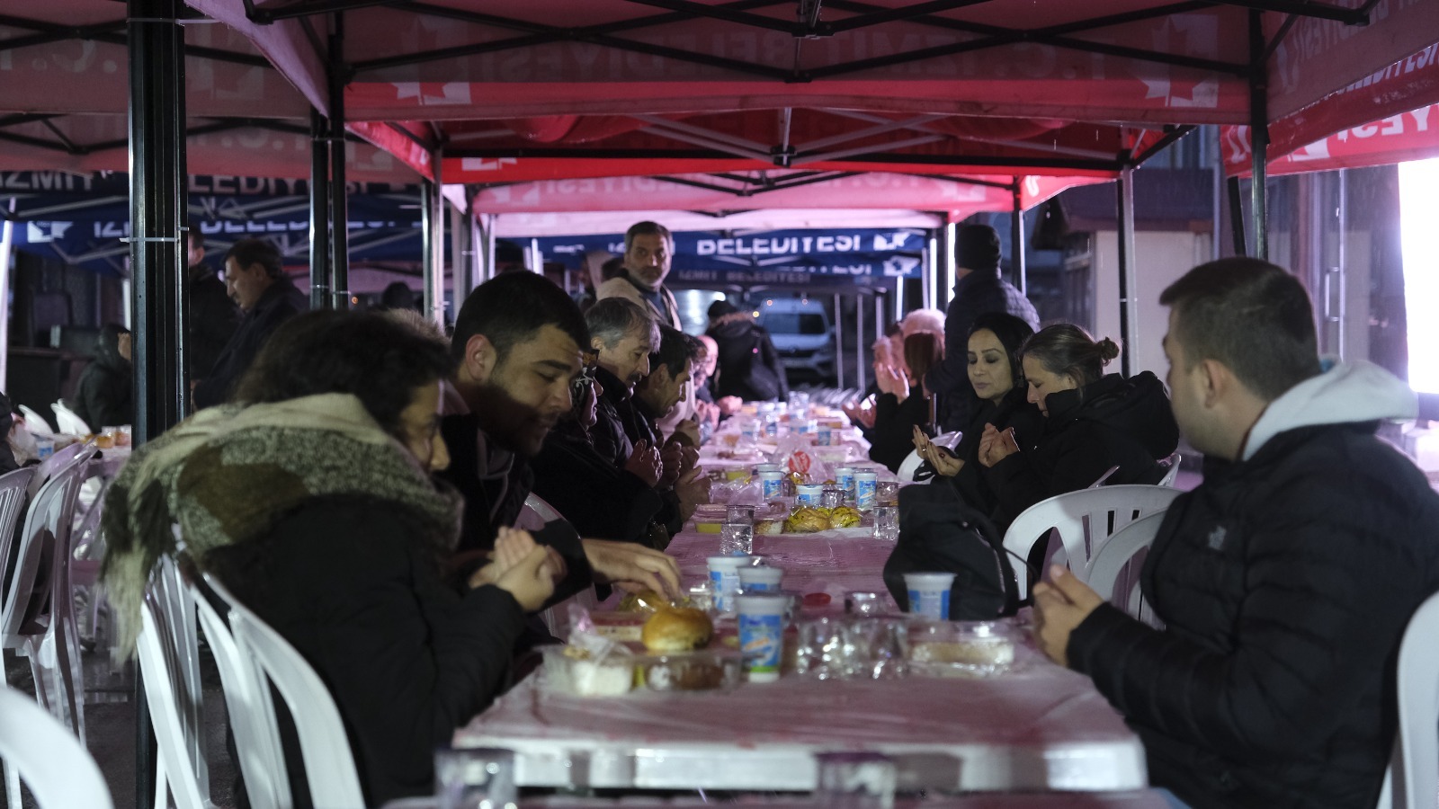 Izmit Belediyesinin halk iftari Kadiköy Mahallesinde devam etti (1)