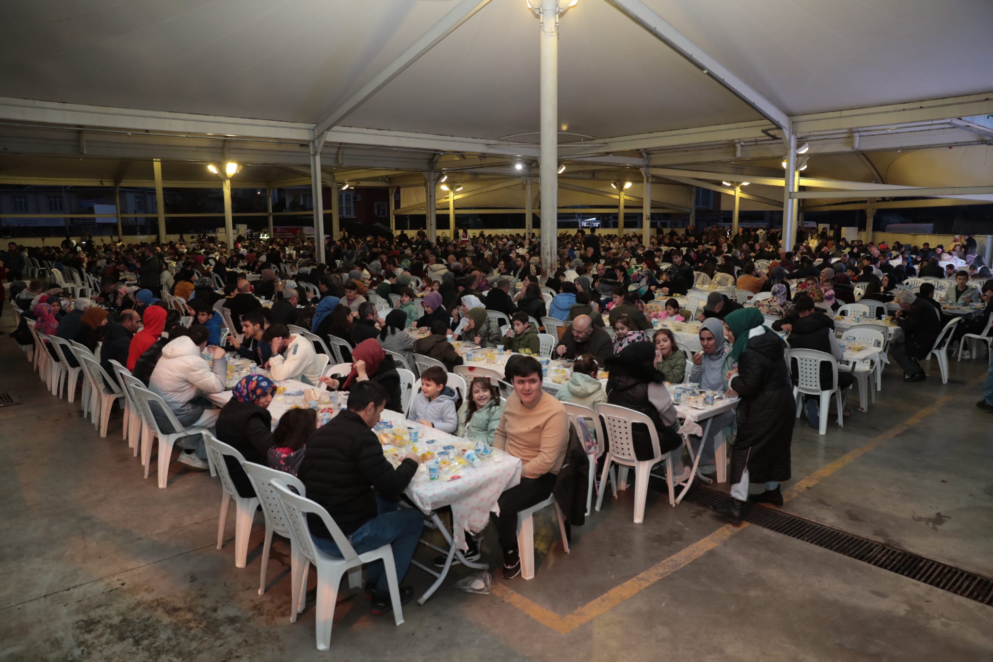 İzmit Belediyesinin halk iftarları Yenişehir Mahallesinde devam etti (2)