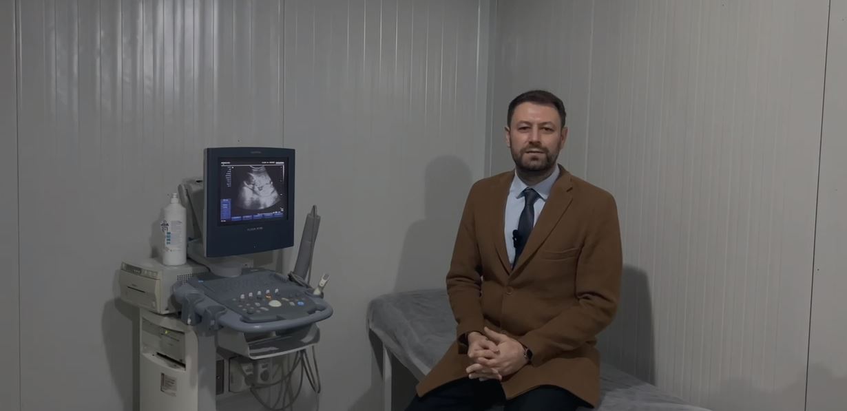 İzmit Belediyesinin kurduğu sağlık konteyneri depremzedelere şifa olmaya devam ediyor (1)