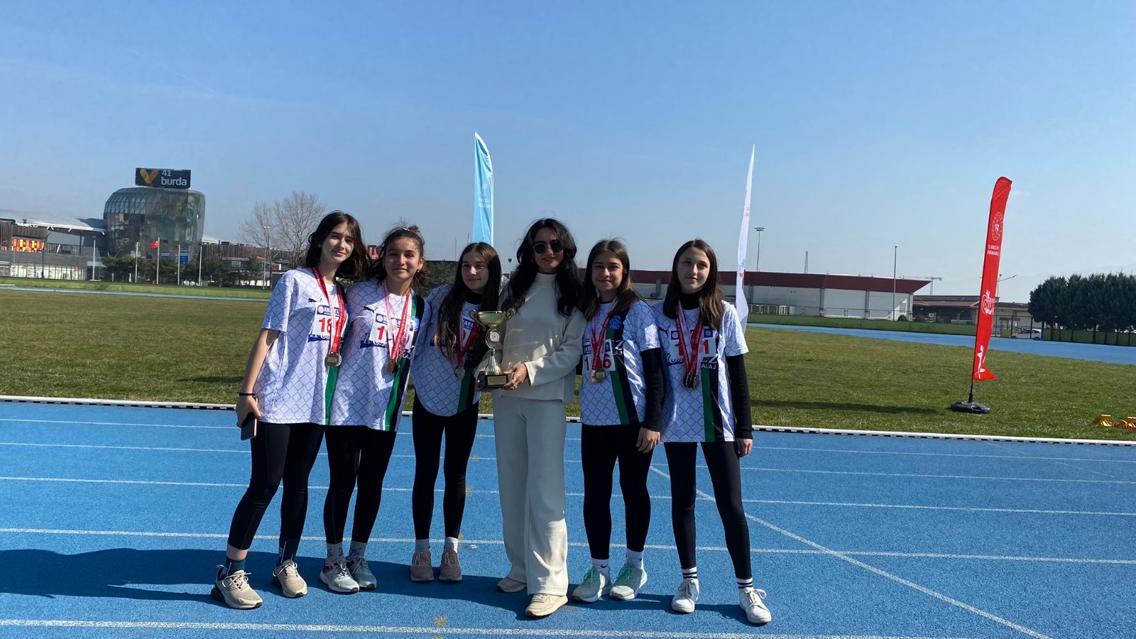 Izmit Belediyespor'un genç atletleri okullar arasi yarismalarda 2'inci oldu (1)