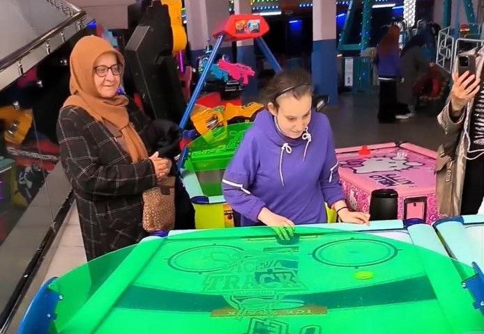 Yaşama Destek Evi’nin özel çocukları lunaparkta doyasıya eğlendi (4)