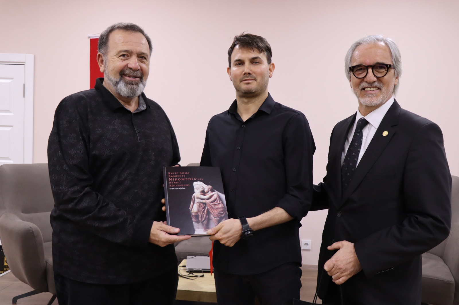 Yavuz Ulugün ve Cem Sakoglu Ahmet Metin Öztürke (Ortada) hediyesini takdim ederken