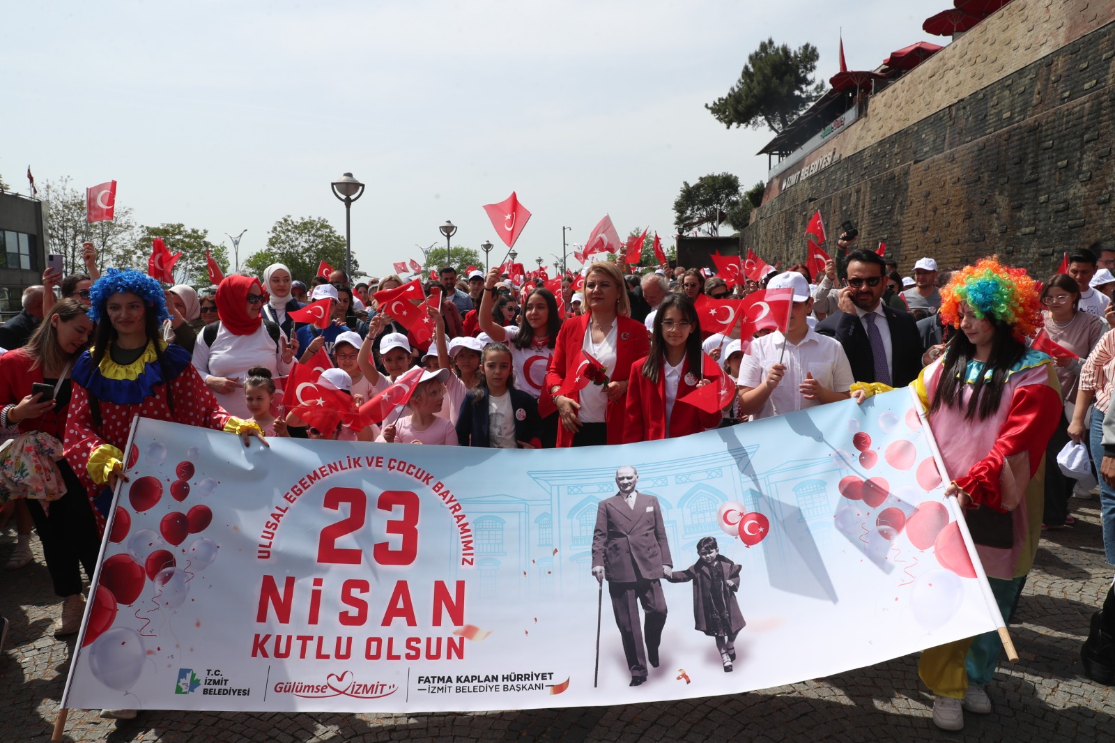 23 Nisan kortejiyle İzmit neşe ve sevinçle doldu taştı (1)