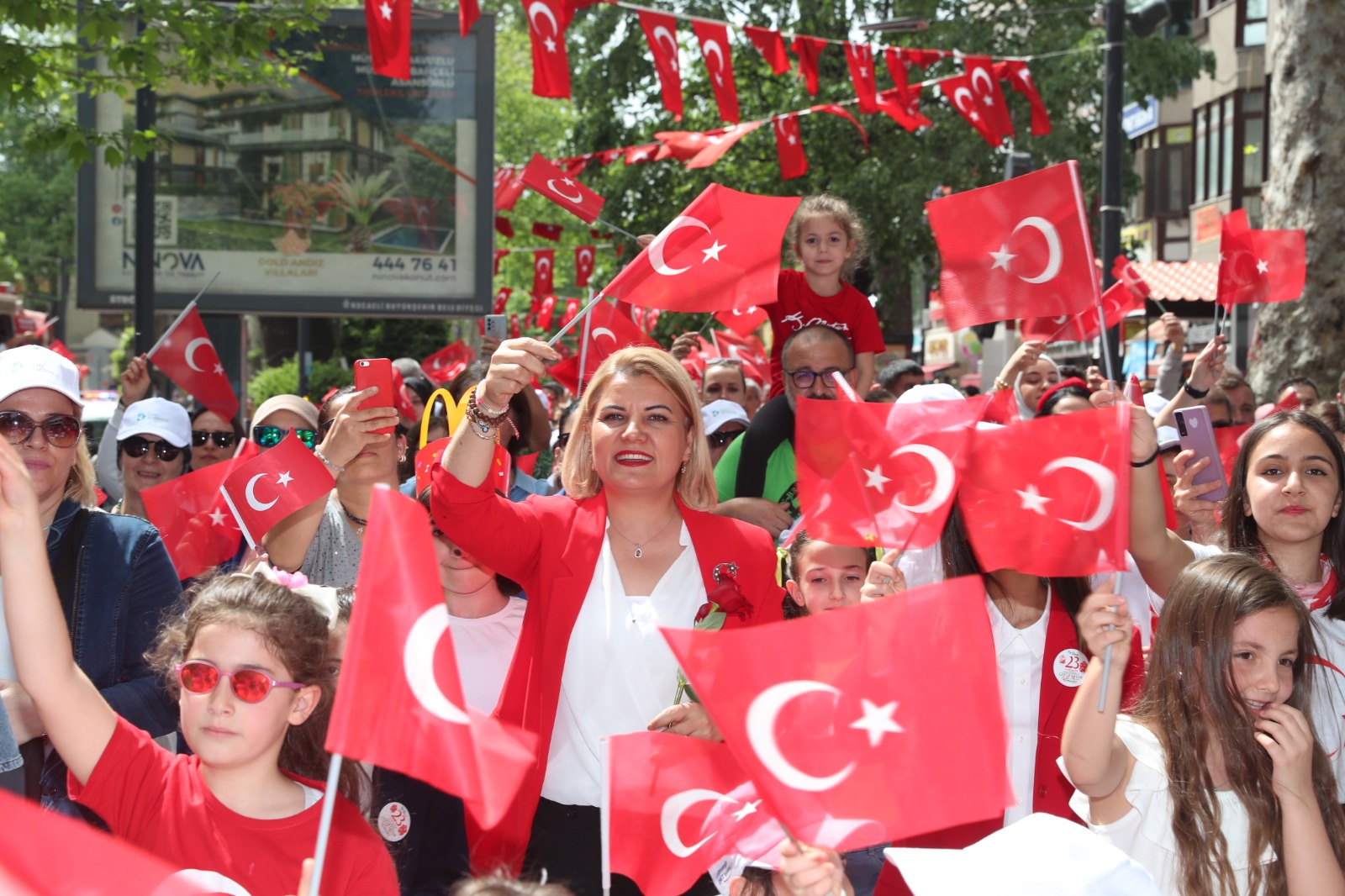 23 Nisan kortejiyle İzmit neşe ve sevinçle doldu taştı (10)