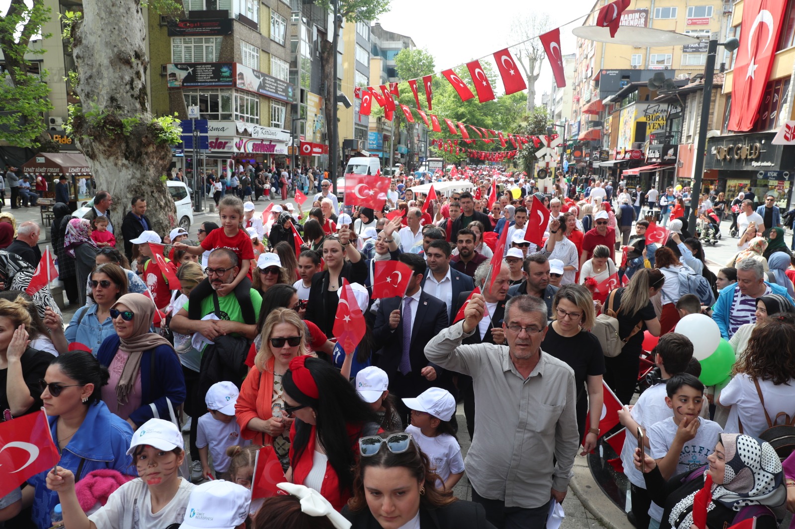 23 Nisan kortejiyle İzmit neşe ve sevinçle doldu taştı (12)