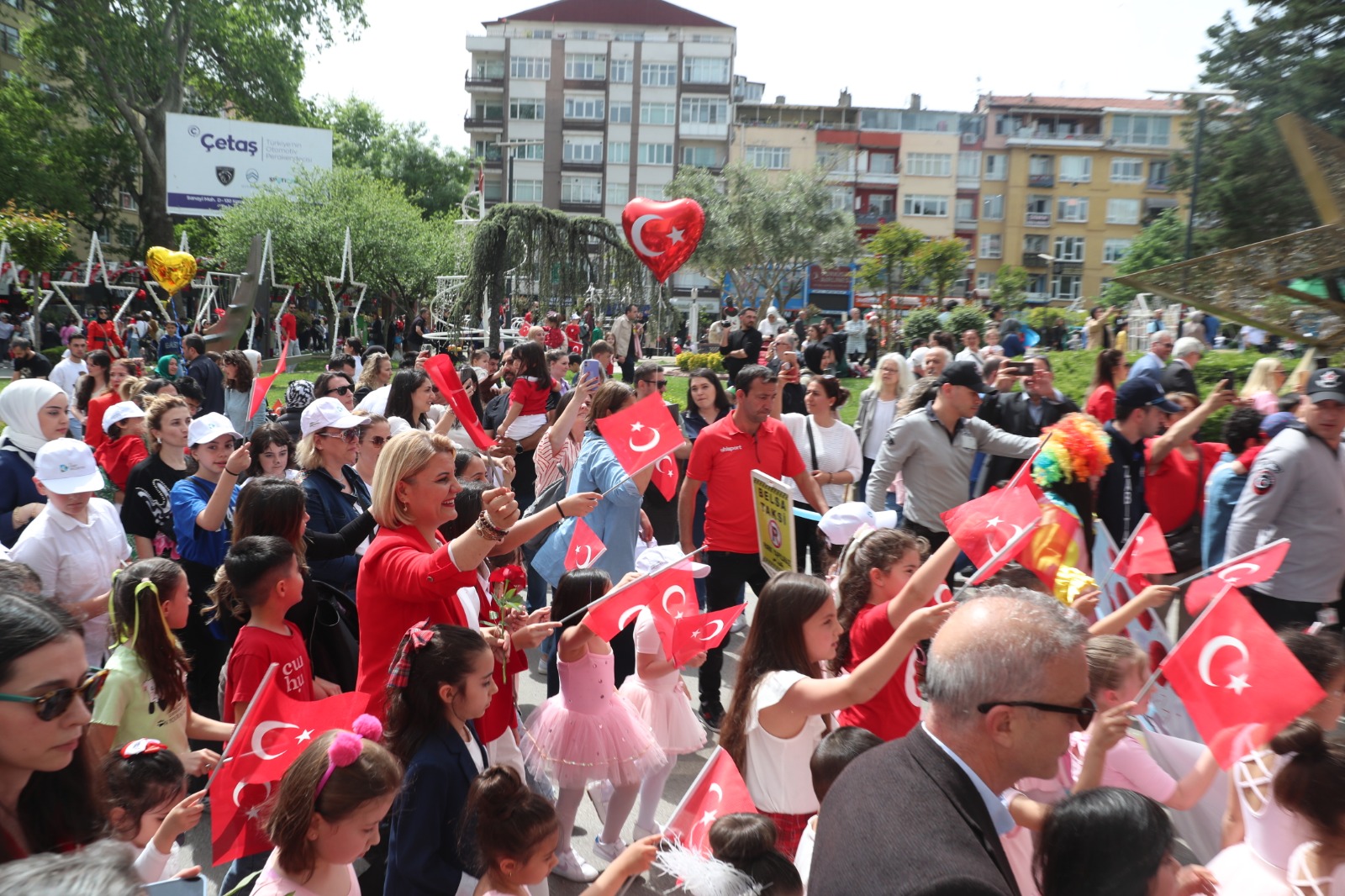 23 Nisan kortejiyle İzmit neşe ve sevinçle doldu taştı (13)