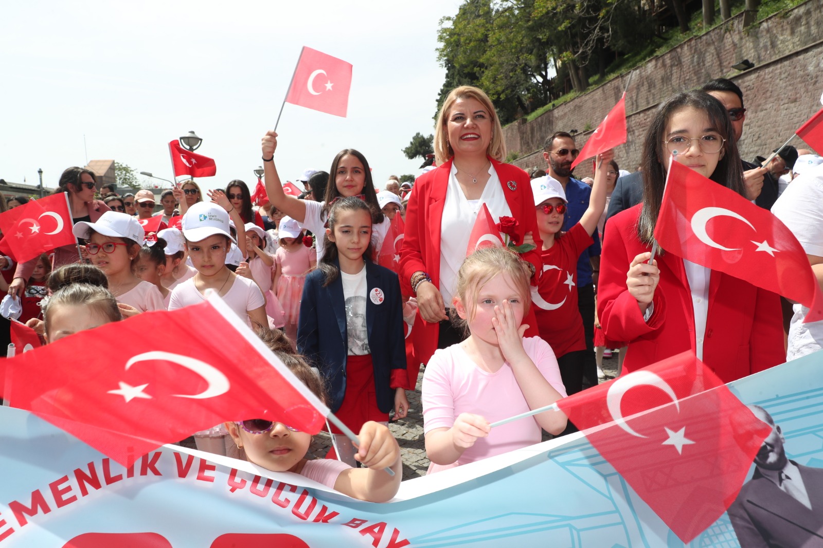 23 Nisan kortejiyle İzmit neşe ve sevinçle doldu taştı (4)