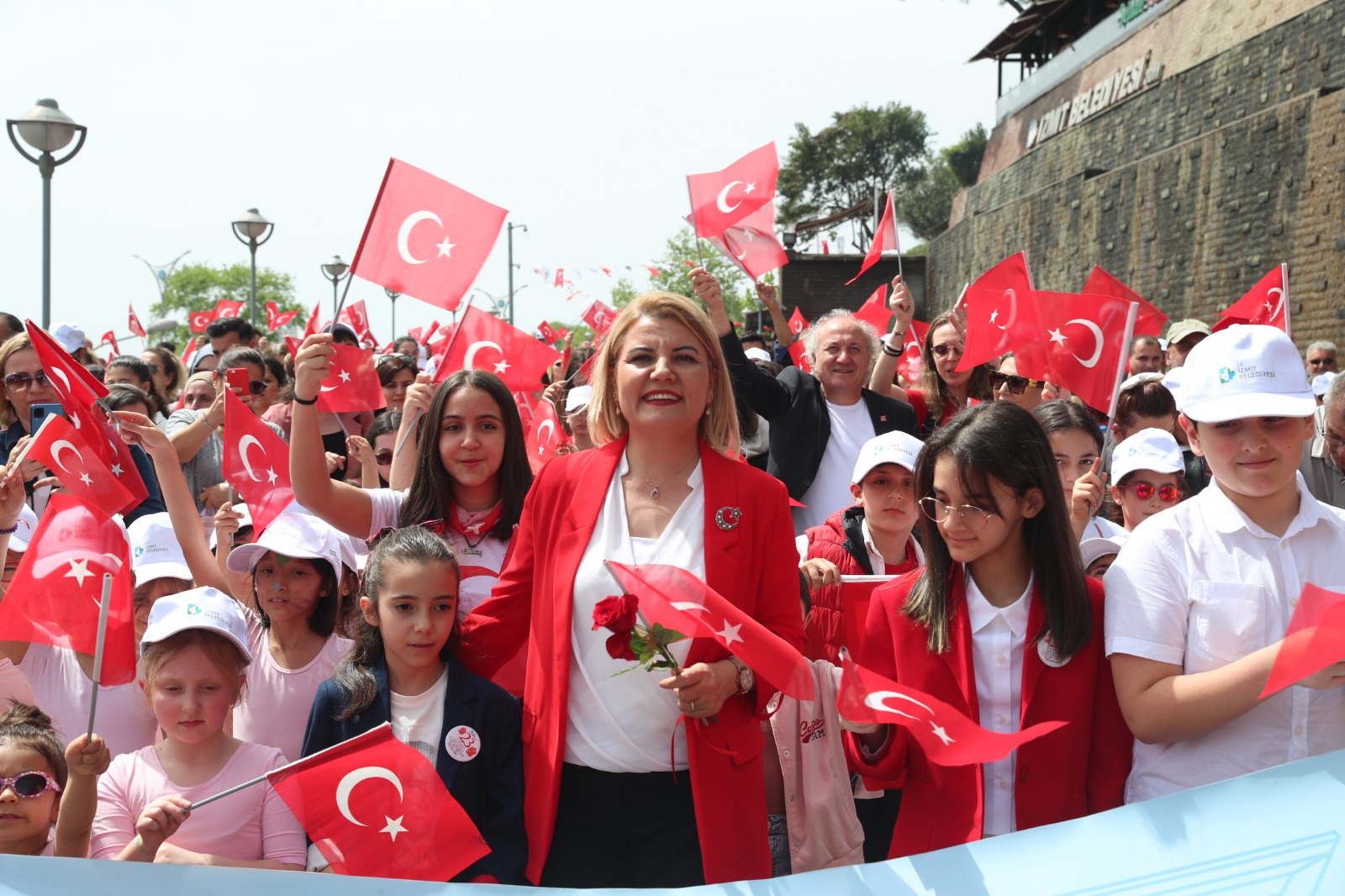 23 Nisan kortejiyle İzmit neşe ve sevinçle doldu taştı (6)