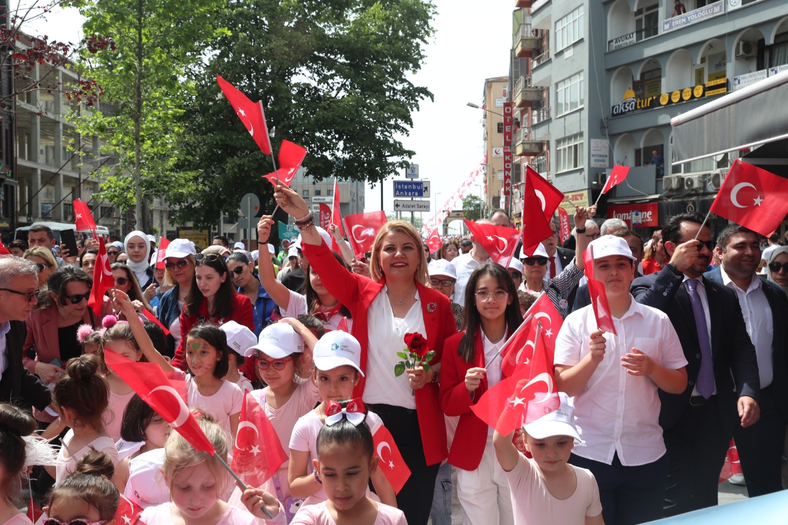 23 Nisan kortejiyle İzmit neşe ve sevinçle doldu taştı (7)