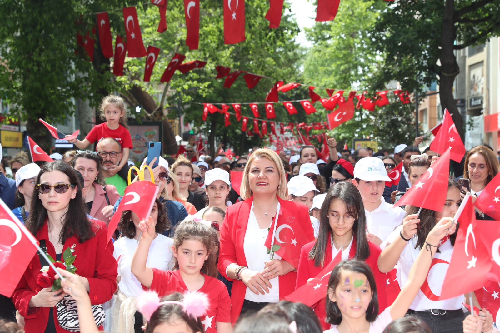 23 Nisan kortejiyle İzmit neşe ve sevinçle doldu taştı (8)