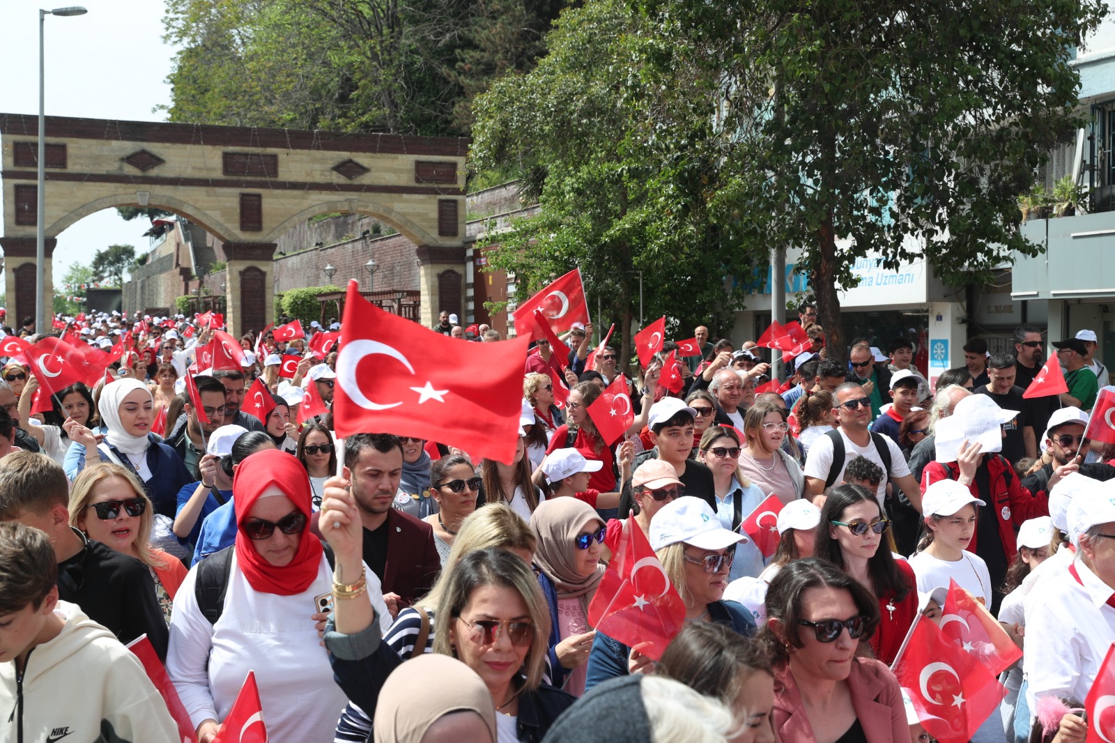 23 Nisan kortejiyle İzmit neşe ve sevinçle doldu taştı (9)