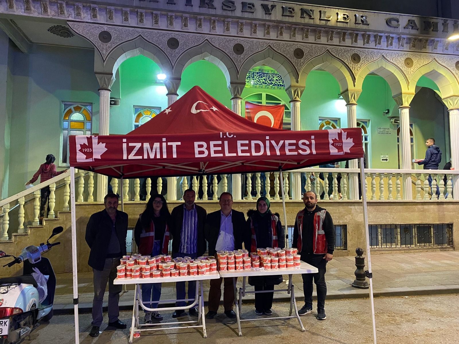 Başkan Hürriyet, Kadir Gecesinde vatandaşlara helva ikram etti (1)