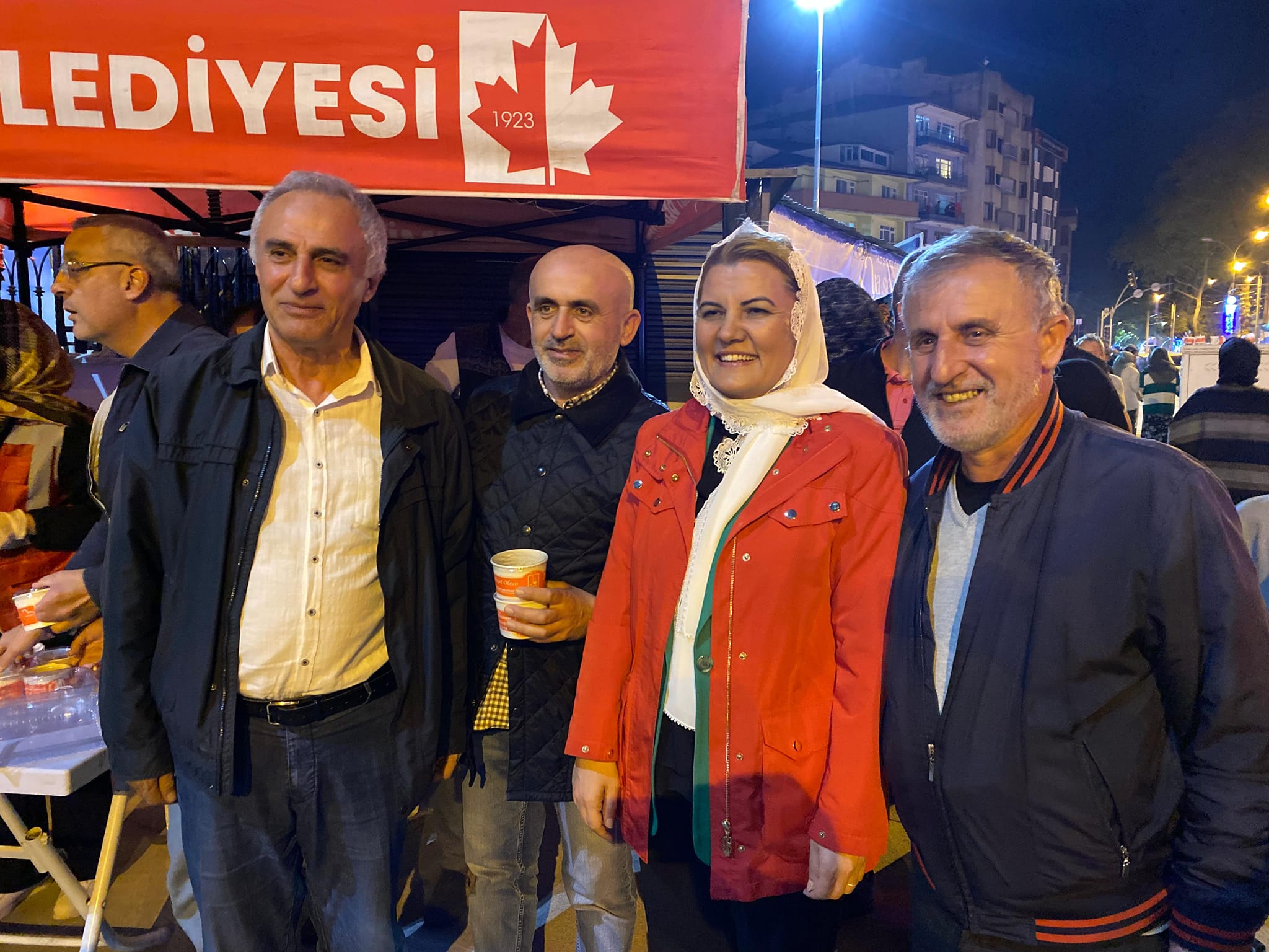 Başkan Hürriyet, Kadir Gecesinde vatandaşlara helva ikram etti (1)