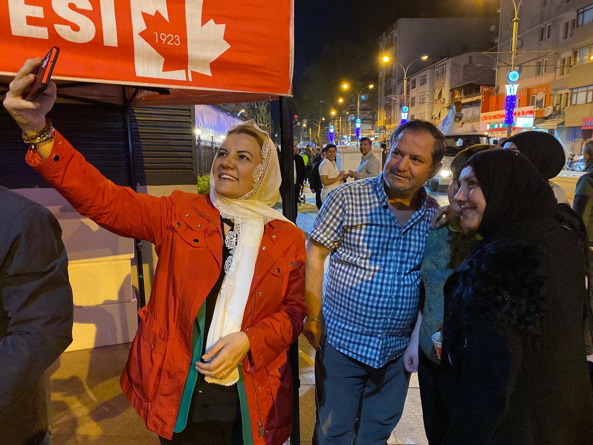 Başkan Hürriyet, Kadir Gecesinde vatandaşlara helva ikram etti (10)