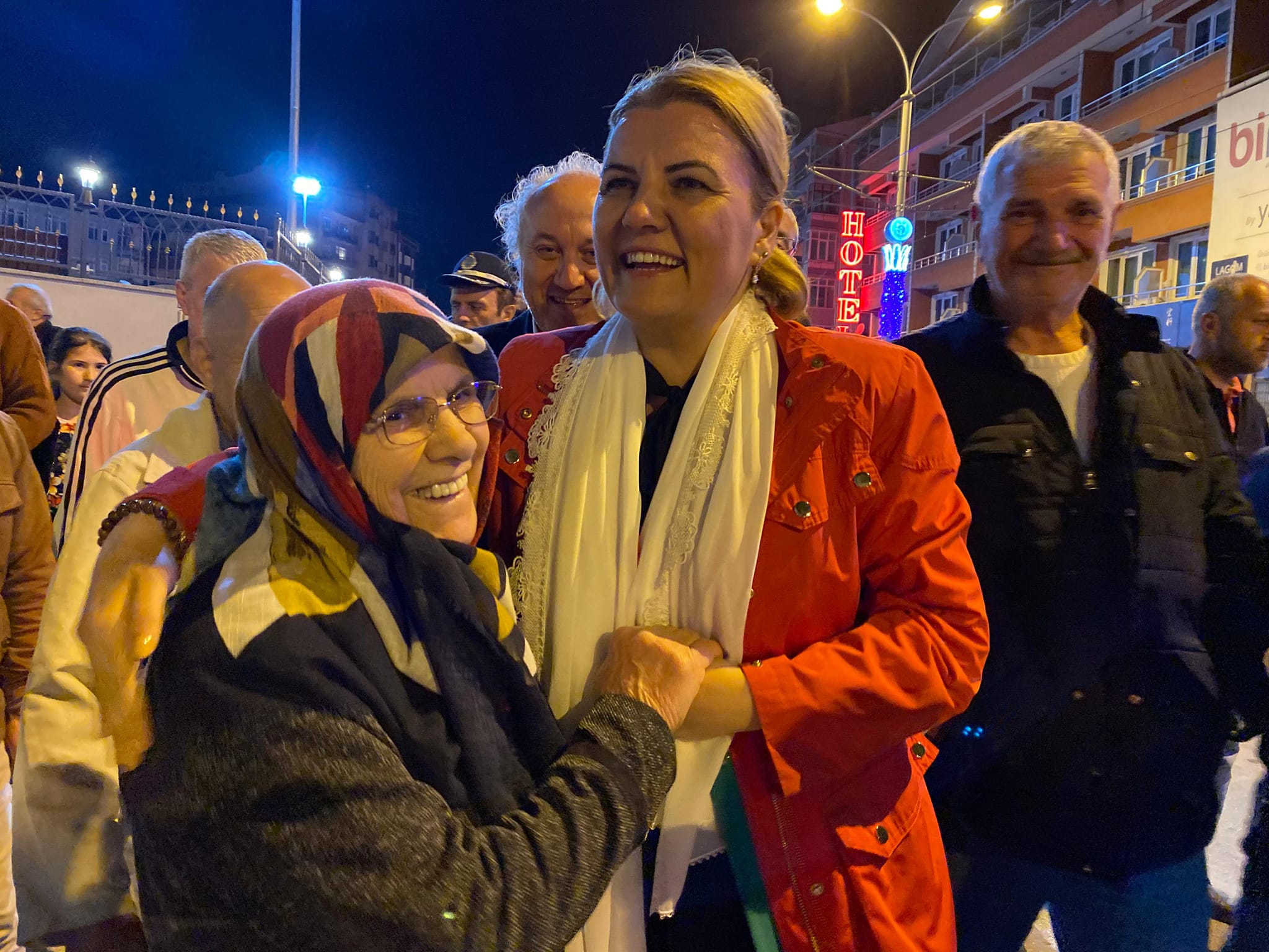 Başkan Hürriyet, Kadir Gecesinde vatandaşlara helva ikram etti (11)