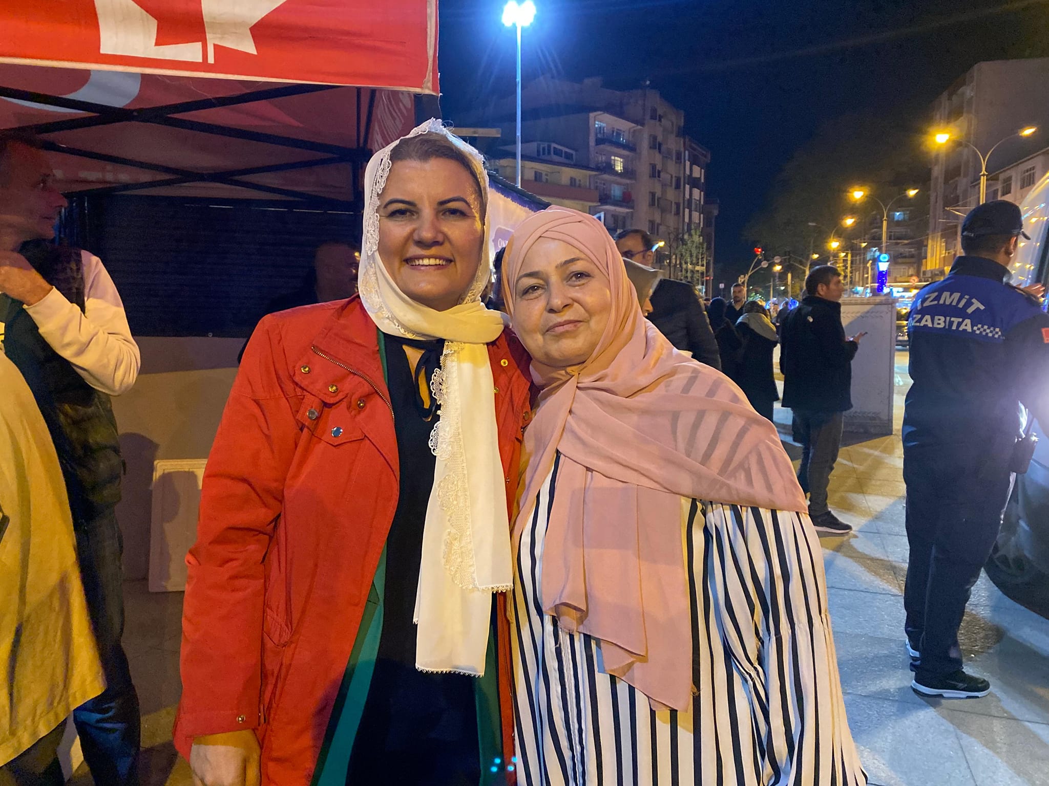 Başkan Hürriyet, Kadir Gecesinde vatandaşlara helva ikram etti (12)