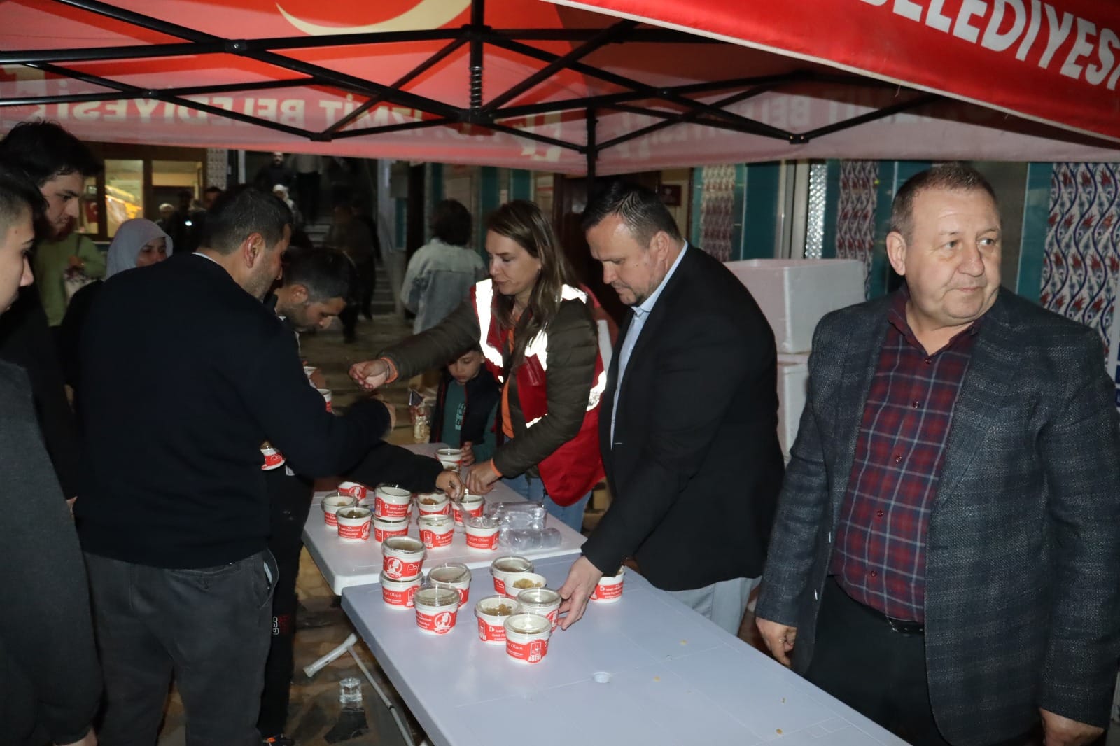 Başkan Hürriyet, Kadir Gecesinde vatandaşlara helva ikram etti (13)