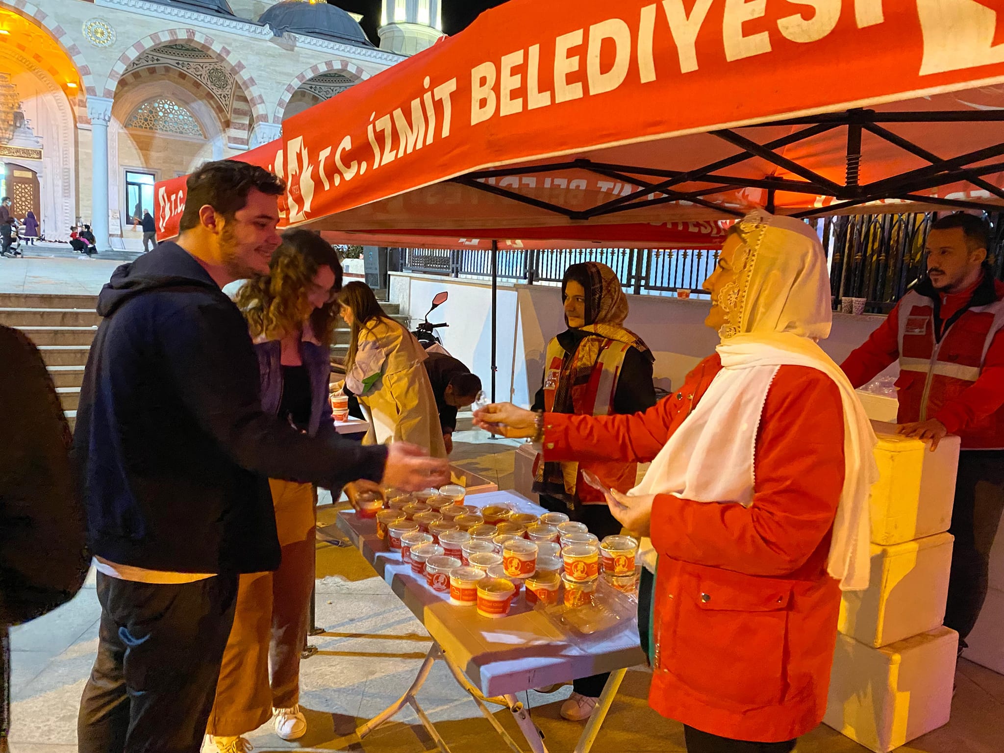 Başkan Hürriyet, Kadir Gecesinde vatandaşlara helva ikram etti (2)