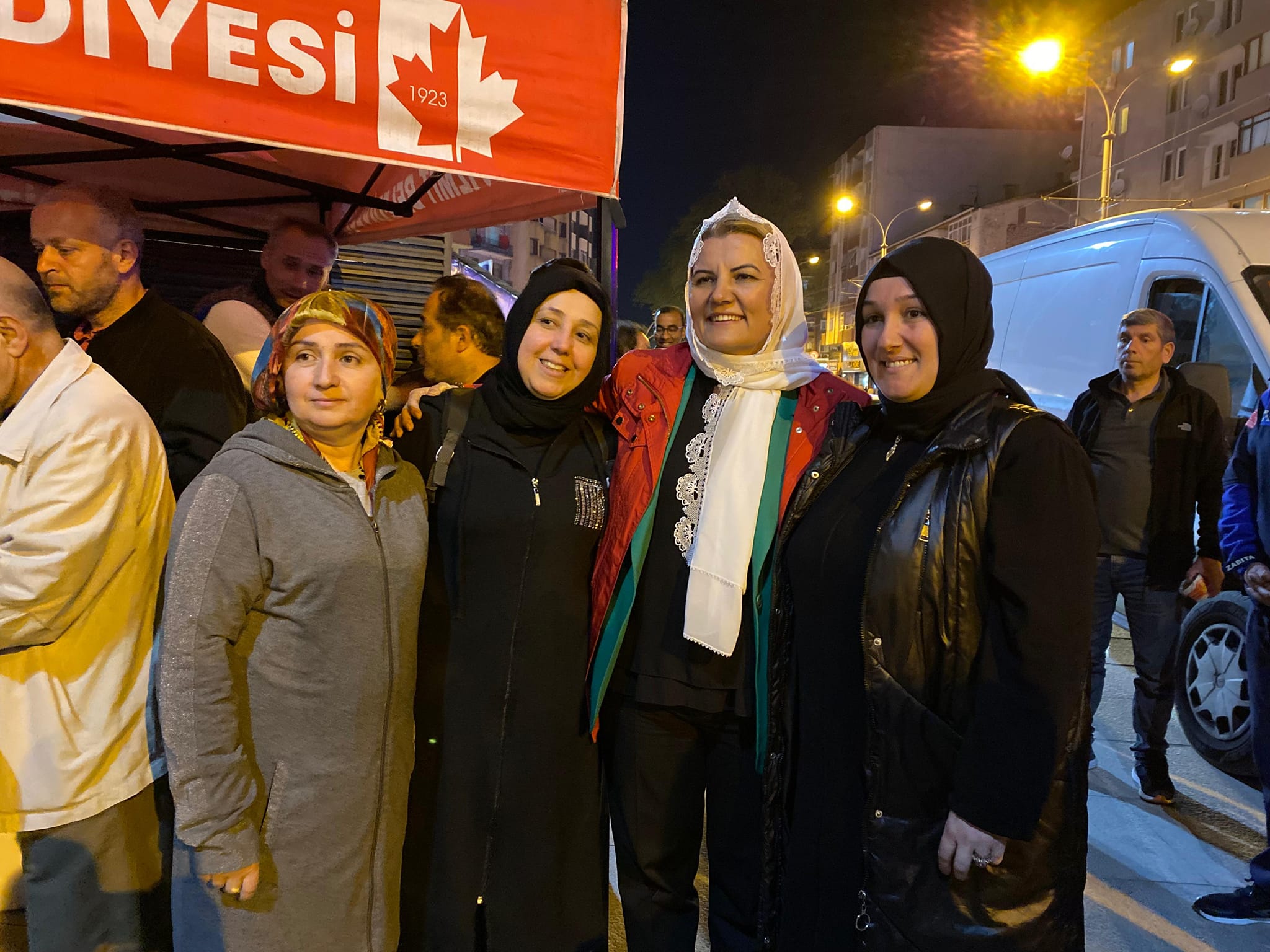 Başkan Hürriyet, Kadir Gecesinde vatandaşlara helva ikram etti (3)