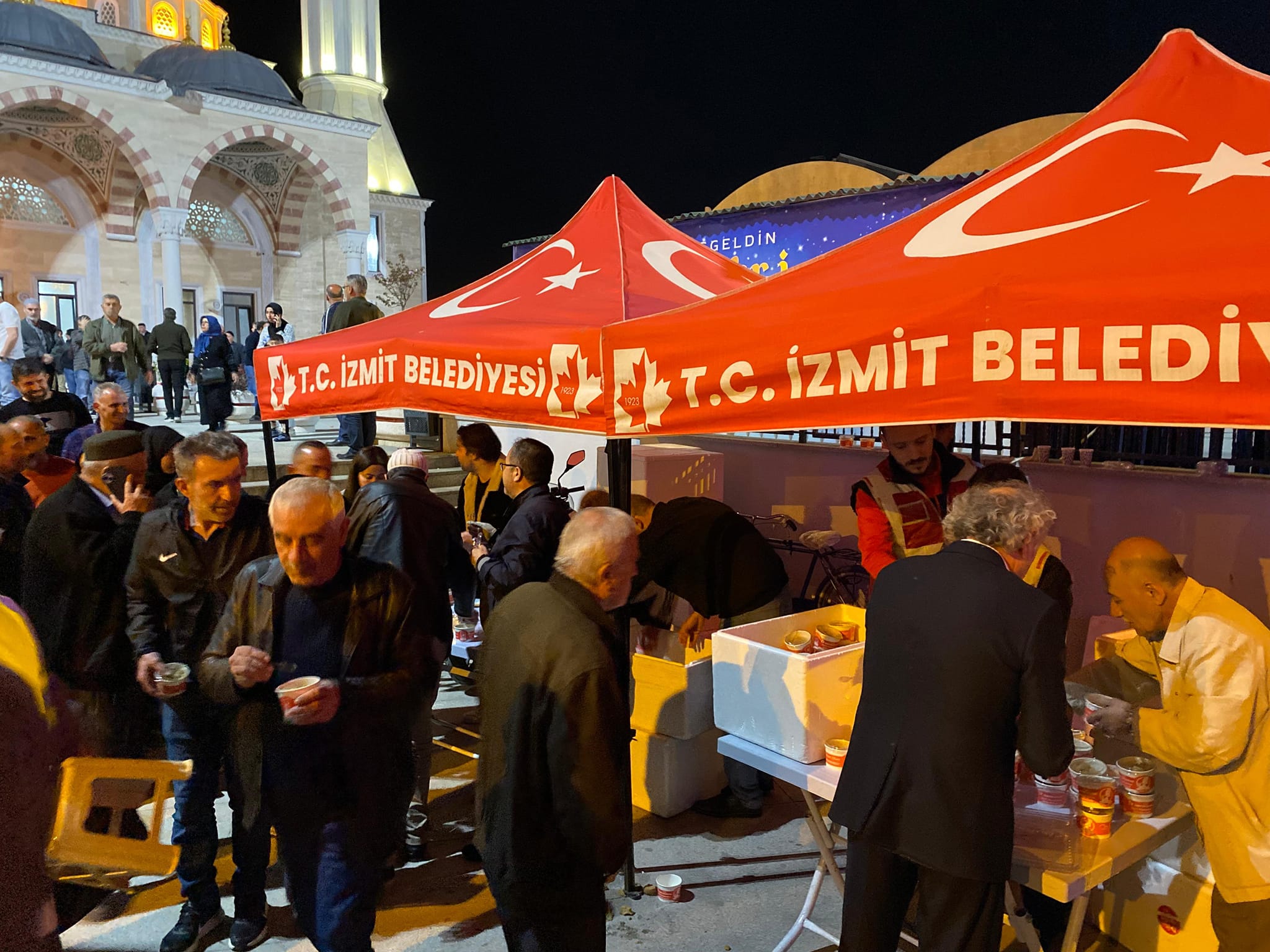 Başkan Hürriyet, Kadir Gecesinde vatandaşlara helva ikram etti (4)