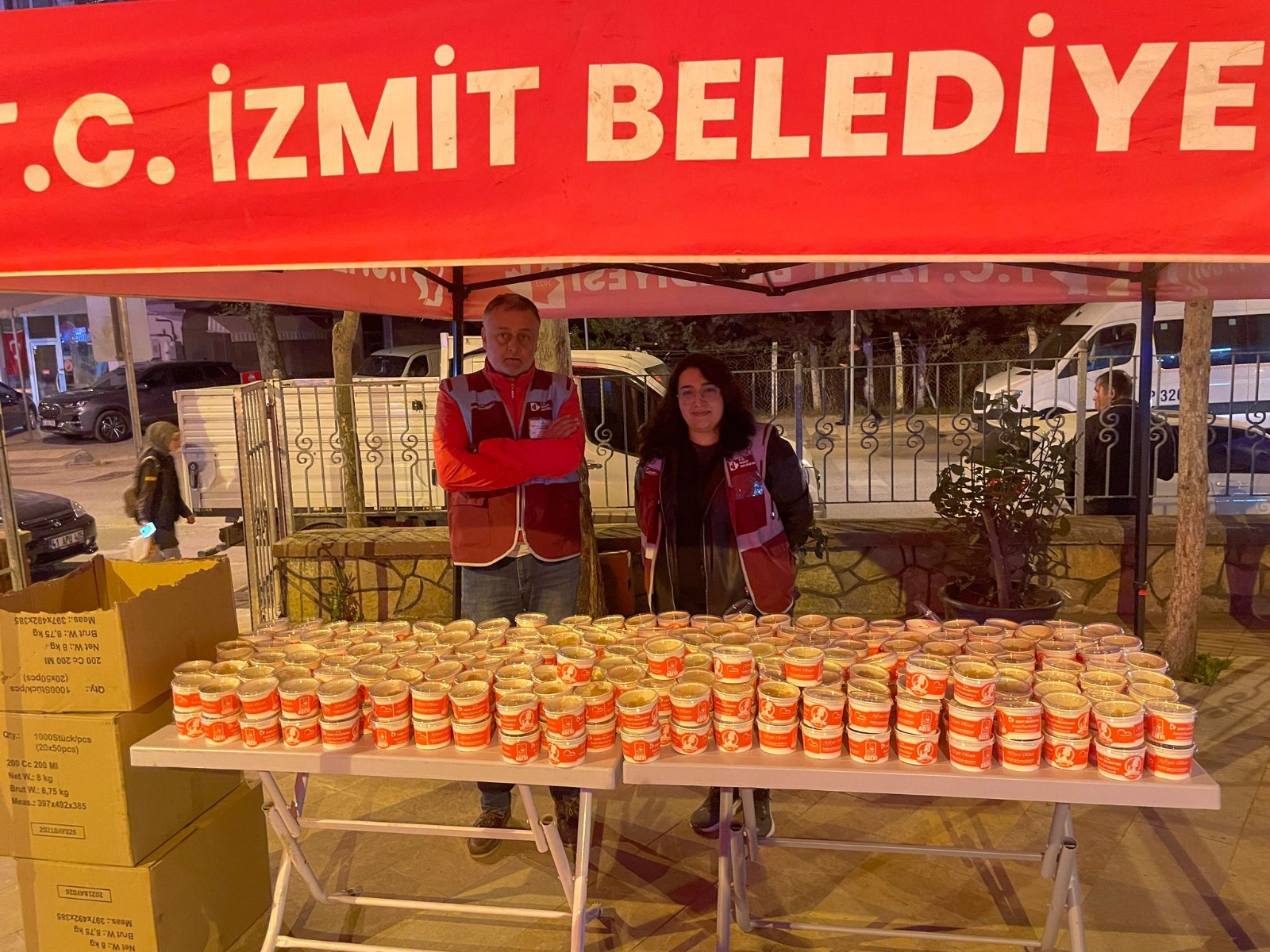 Başkan Hürriyet, Kadir Gecesinde vatandaşlara helva ikram etti (5)