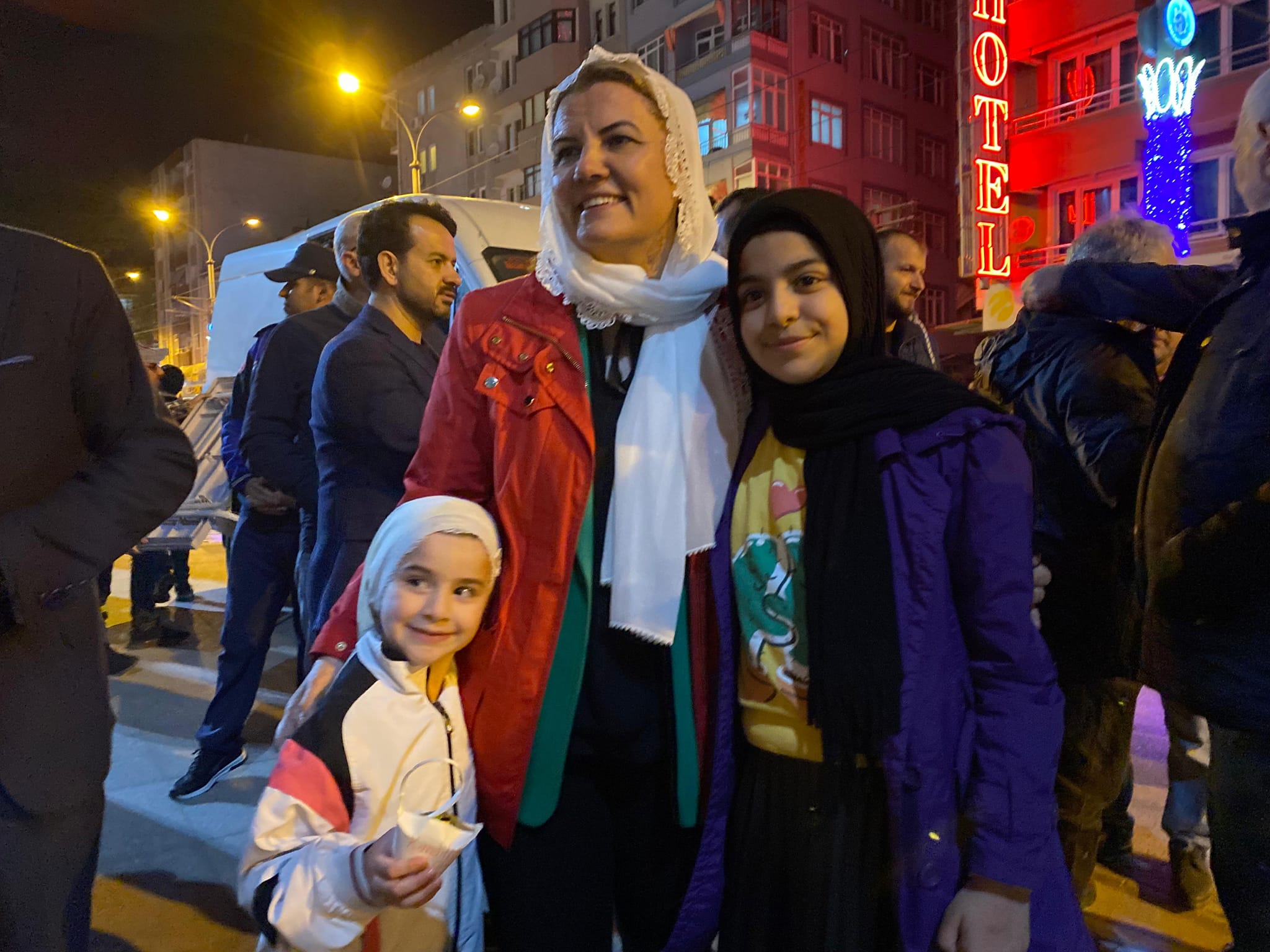 Başkan Hürriyet, Kadir Gecesinde vatandaşlara helva ikram etti (5)