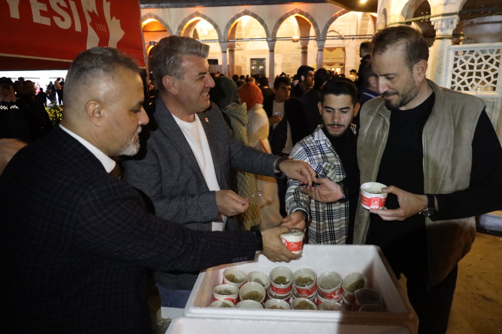 Başkan Hürriyet, Kadir Gecesinde vatandaşlara helva ikram etti (6)