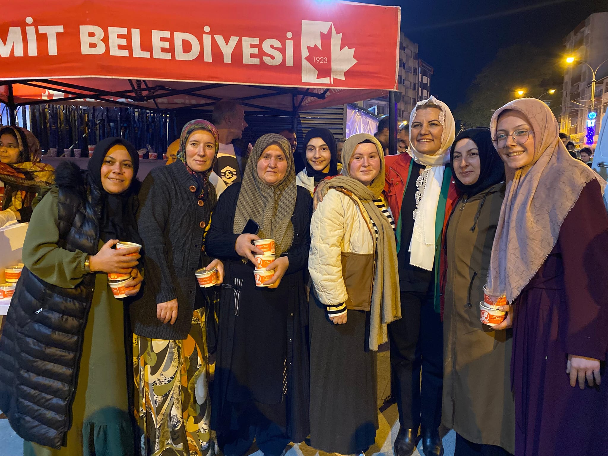 Başkan Hürriyet, Kadir Gecesinde vatandaşlara helva ikram etti (7)