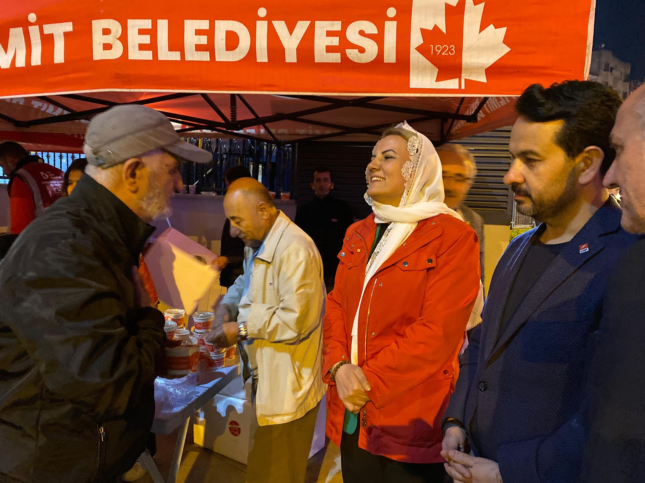Başkan Hürriyet, Kadir Gecesinde vatandaşlara helva ikram etti (8)