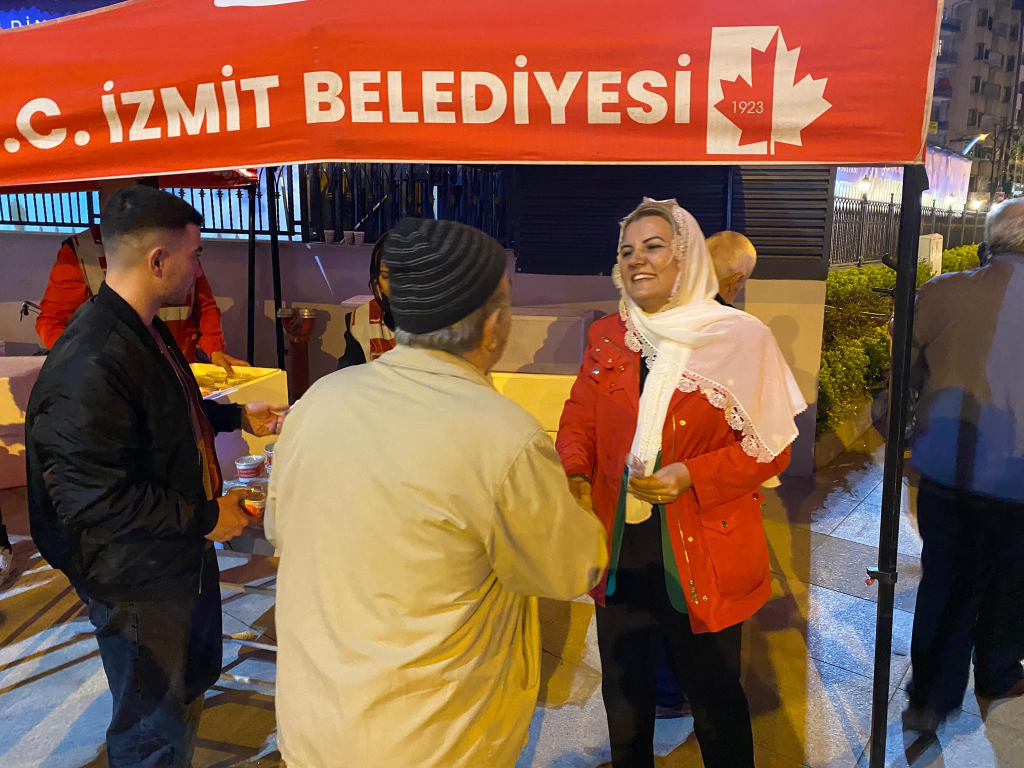 Başkan Hürriyet, Kadir Gecesinde vatandaşlara helva ikram etti (9)