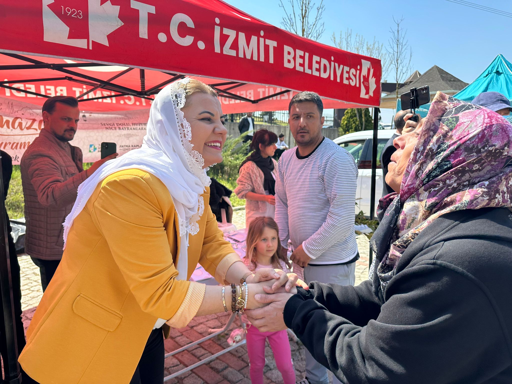 Baskan Hürriyet, kabristan ziyareti yapan vatandaslara defne fidani ve cüz dagitti (1)