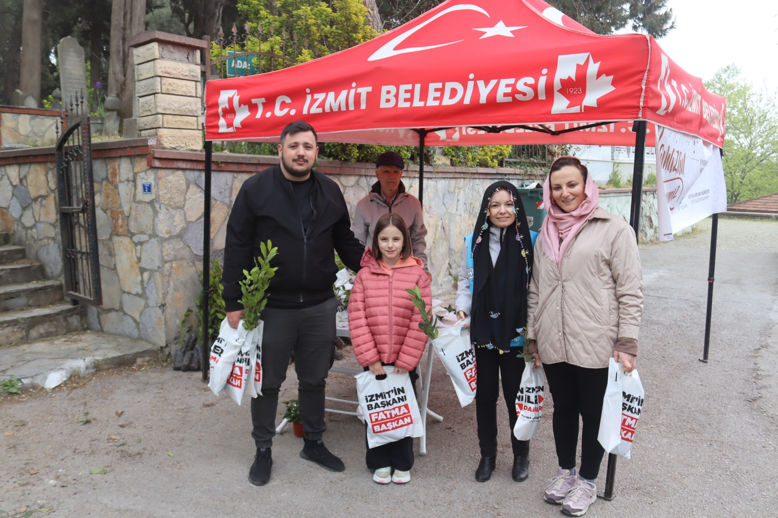 Baskan Hürriyet, kabristan ziyareti yapan vatandaslara defne fidani ve cüz dagitti (10)