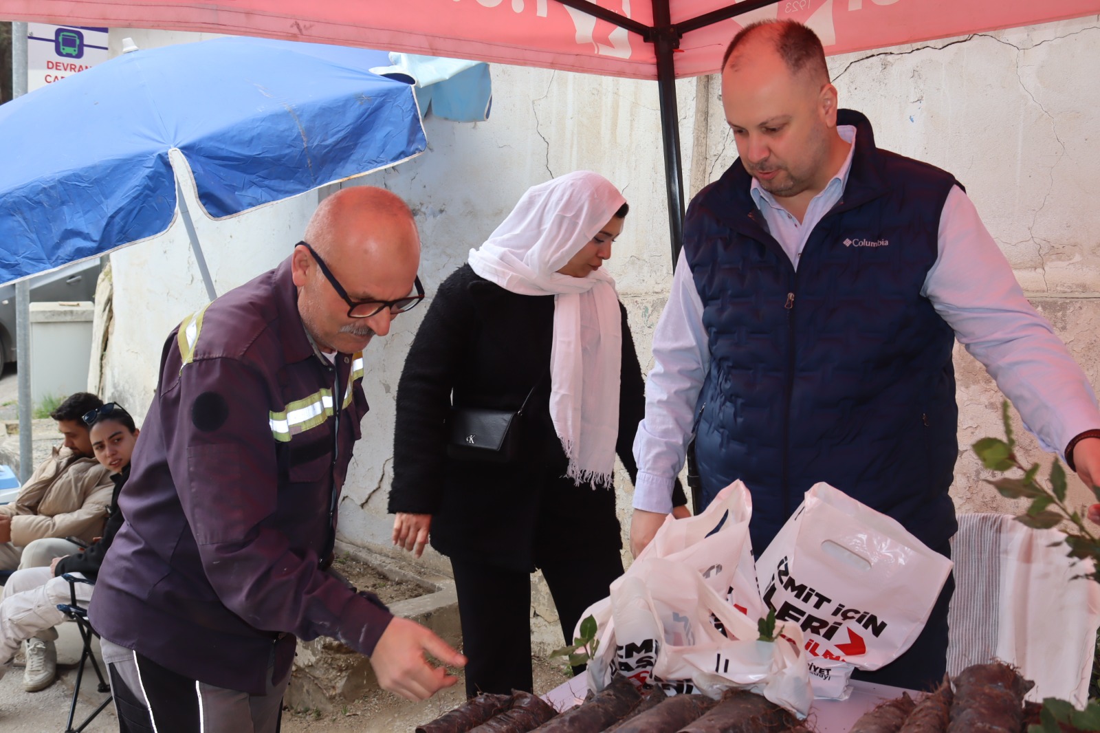 Baskan Hürriyet, kabristan ziyareti yapan vatandaslara defne fidani ve cüz dagitti (11)
