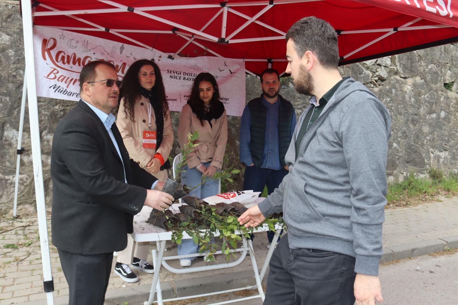 Baskan Hürriyet, kabristan ziyareti yapan vatandaslara defne fidani ve cüz dagitti (12)