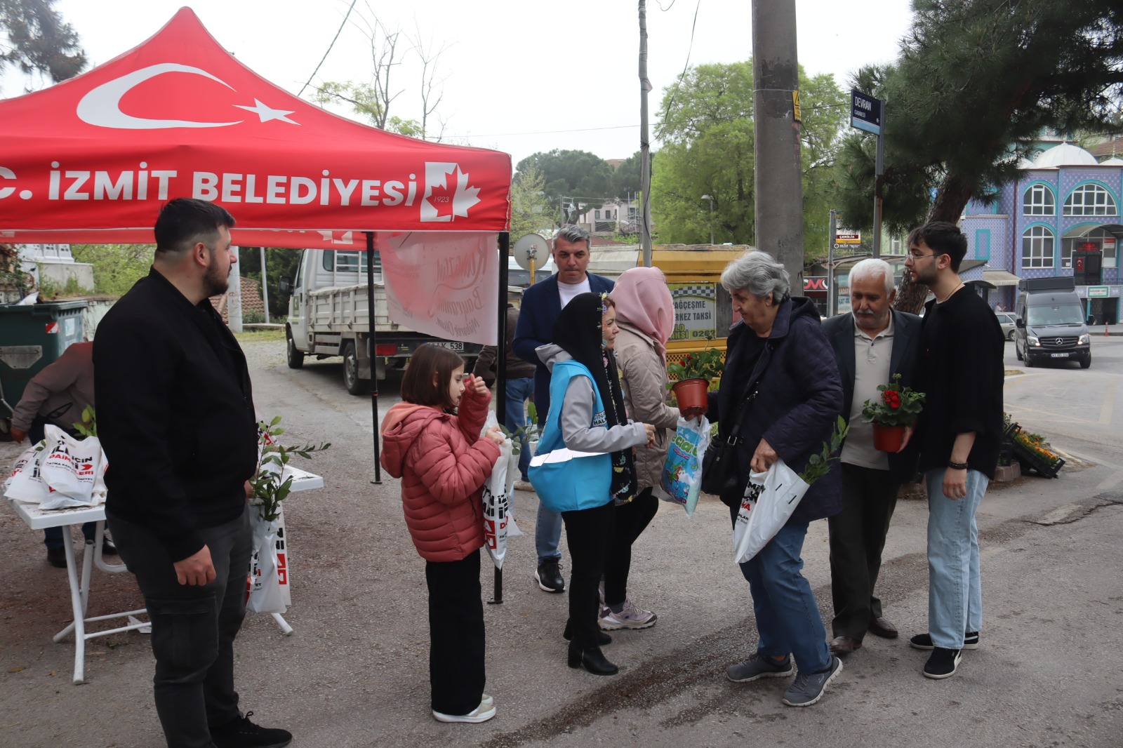 Baskan Hürriyet, kabristan ziyareti yapan vatandaslara defne fidani ve cüz dagitti (13)