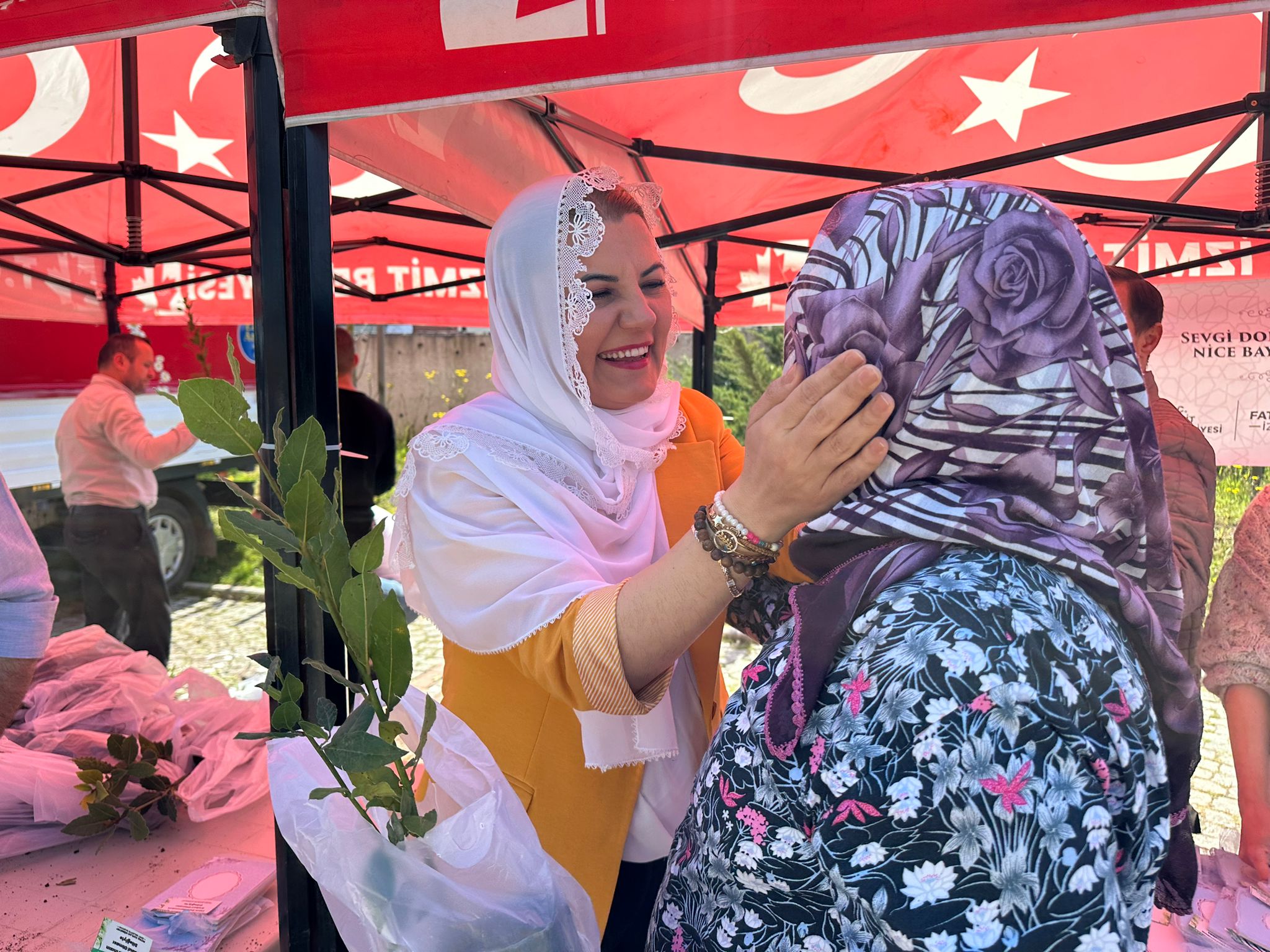 Baskan Hürriyet, kabristan ziyareti yapan vatandaslara defne fidani ve cüz dagitti (4)