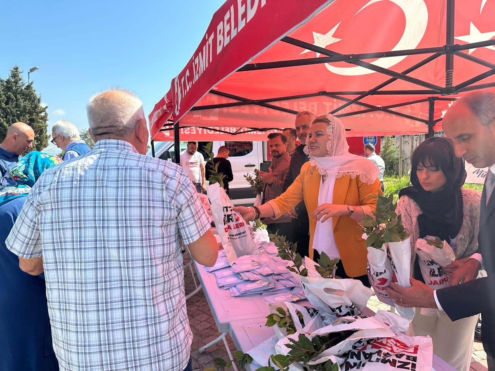 Baskan Hürriyet, kabristan ziyareti yapan vatandaslara defne fidani ve cüz dagitti (8)