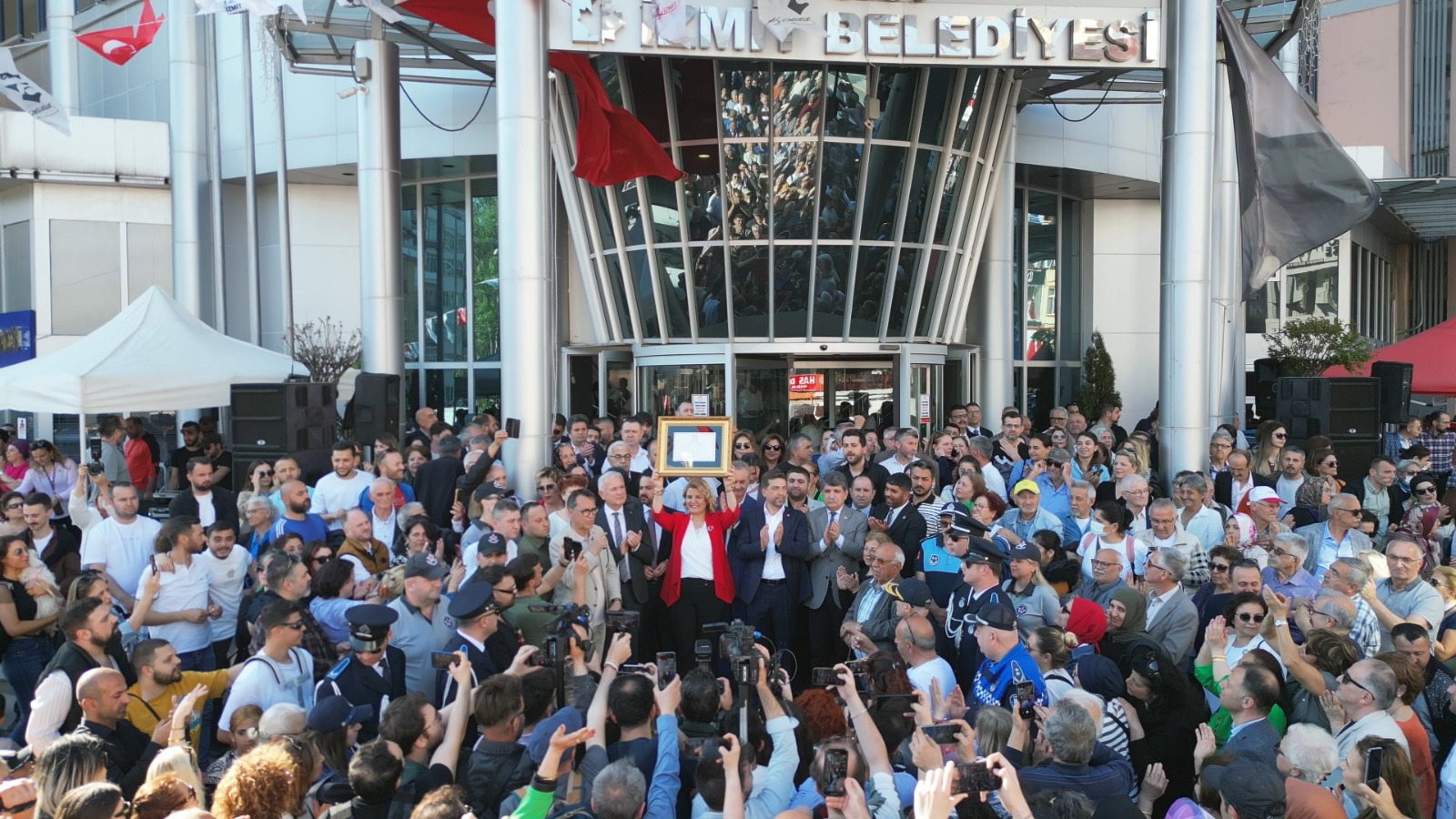 Başkan Hürriyet mazbata coşkusunu halkla yaşadı (1)