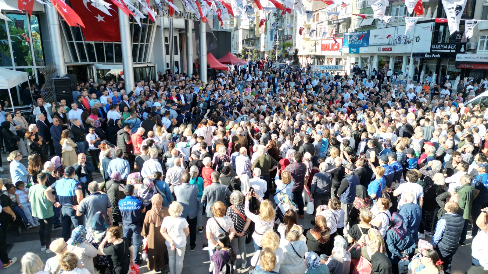 Başkan Hürriyet mazbata coşkusunu halkla yaşadı (2)
