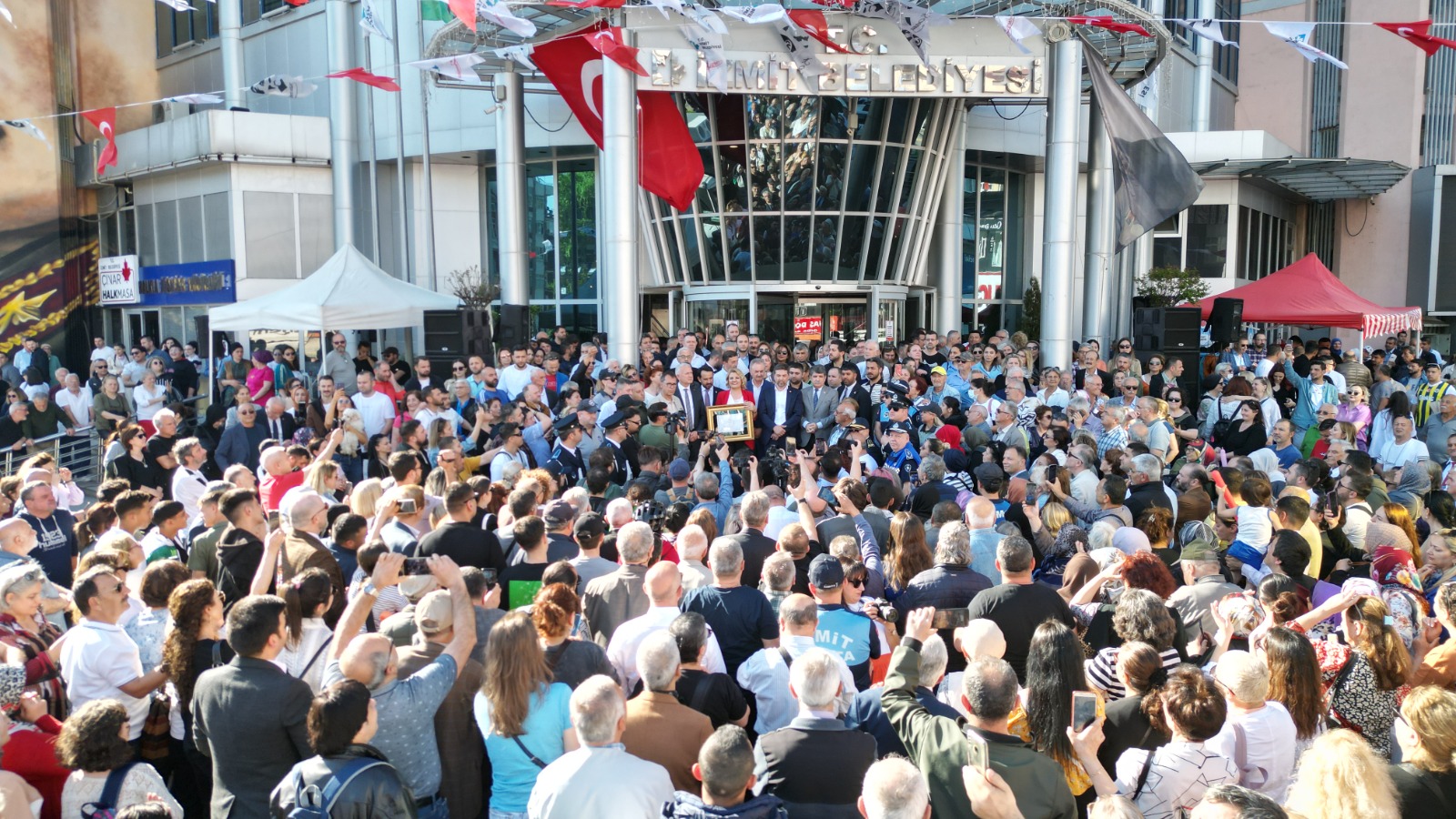 Başkan Hürriyet mazbata coşkusunu halkla yaşadı (3)