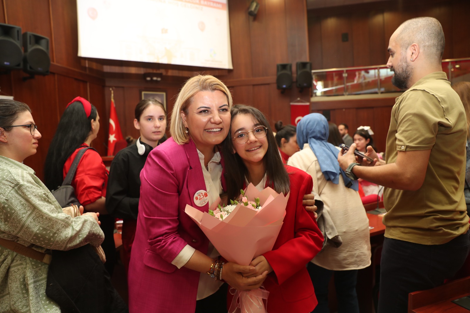 Başkan Hürriyet'e çiçek takdimi