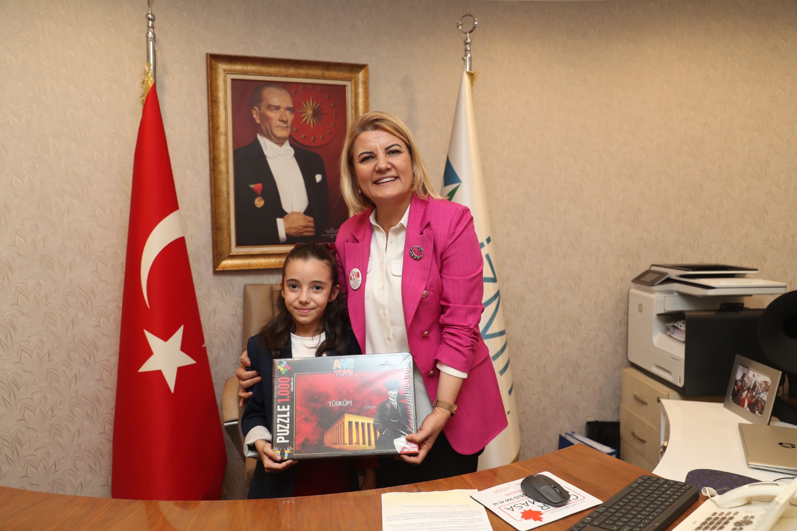 Başkan makamını minik Cemre'ye devretti (1)