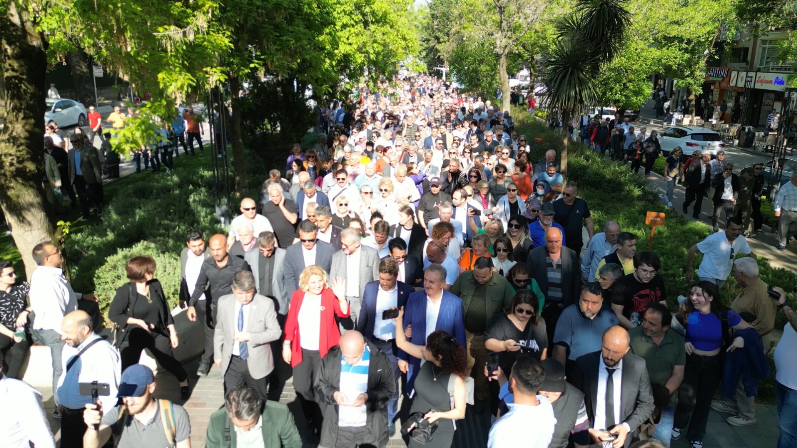 Başkan ve beraberindekiler yürüyüş yolunda 2