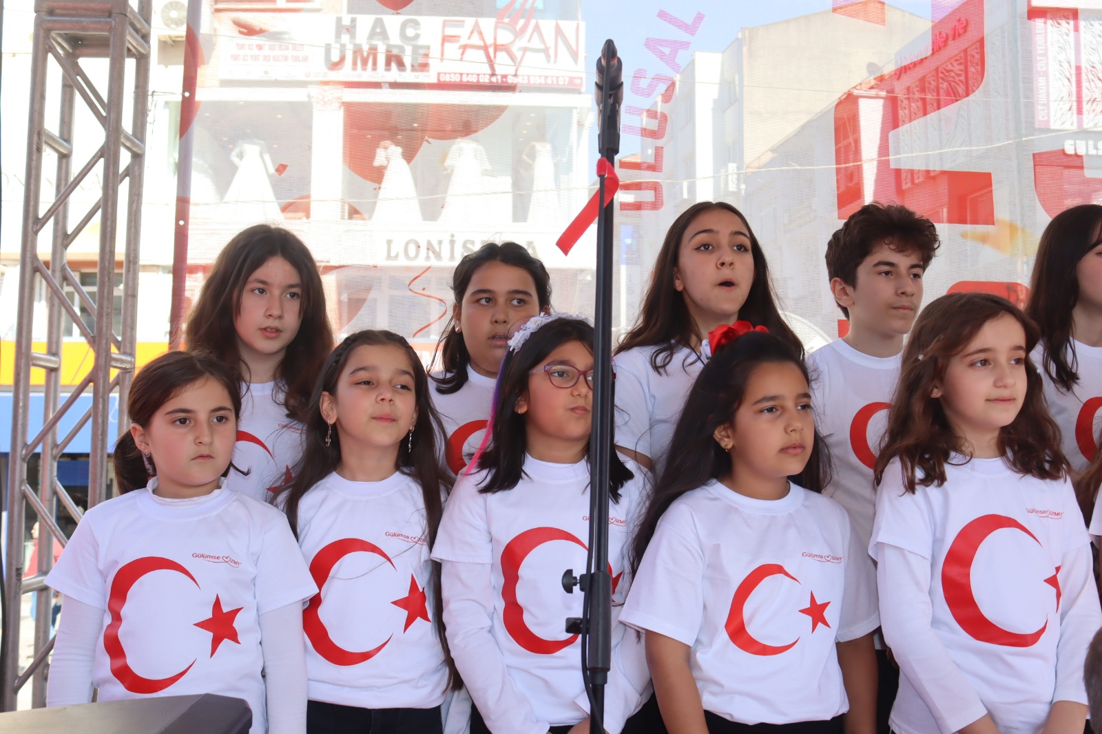 Izmit Belediye Meydaninda 23 Nisan coskusu basladi (10)