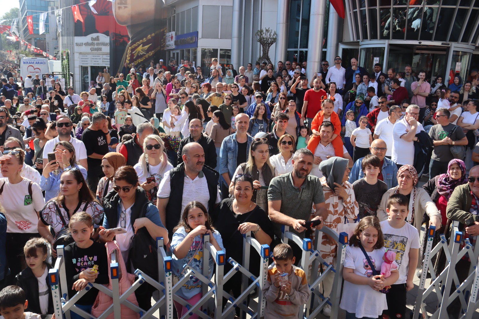 Izmit Belediye Meydaninda 23 Nisan coskusu basladi (13)