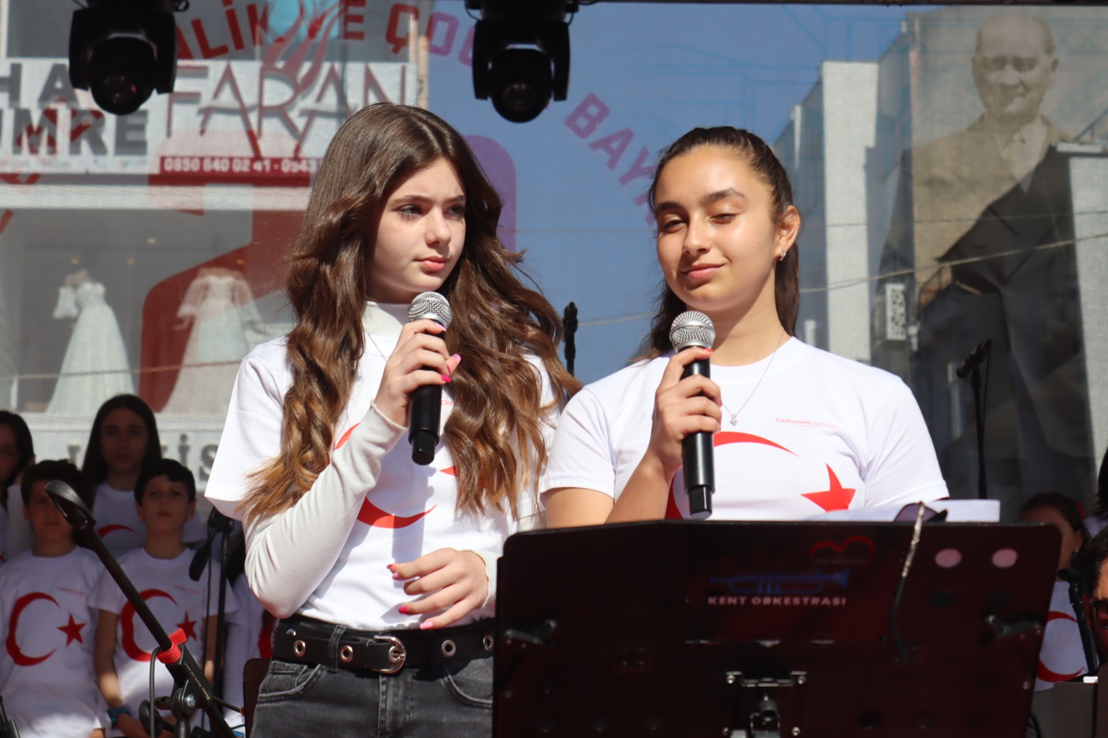 Izmit Belediye Meydaninda 23 Nisan coskusu basladi (14)